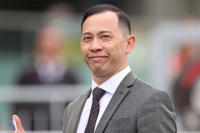 巫偉傑慶祝「魔術控制」於2月取得在港第三場頭馬