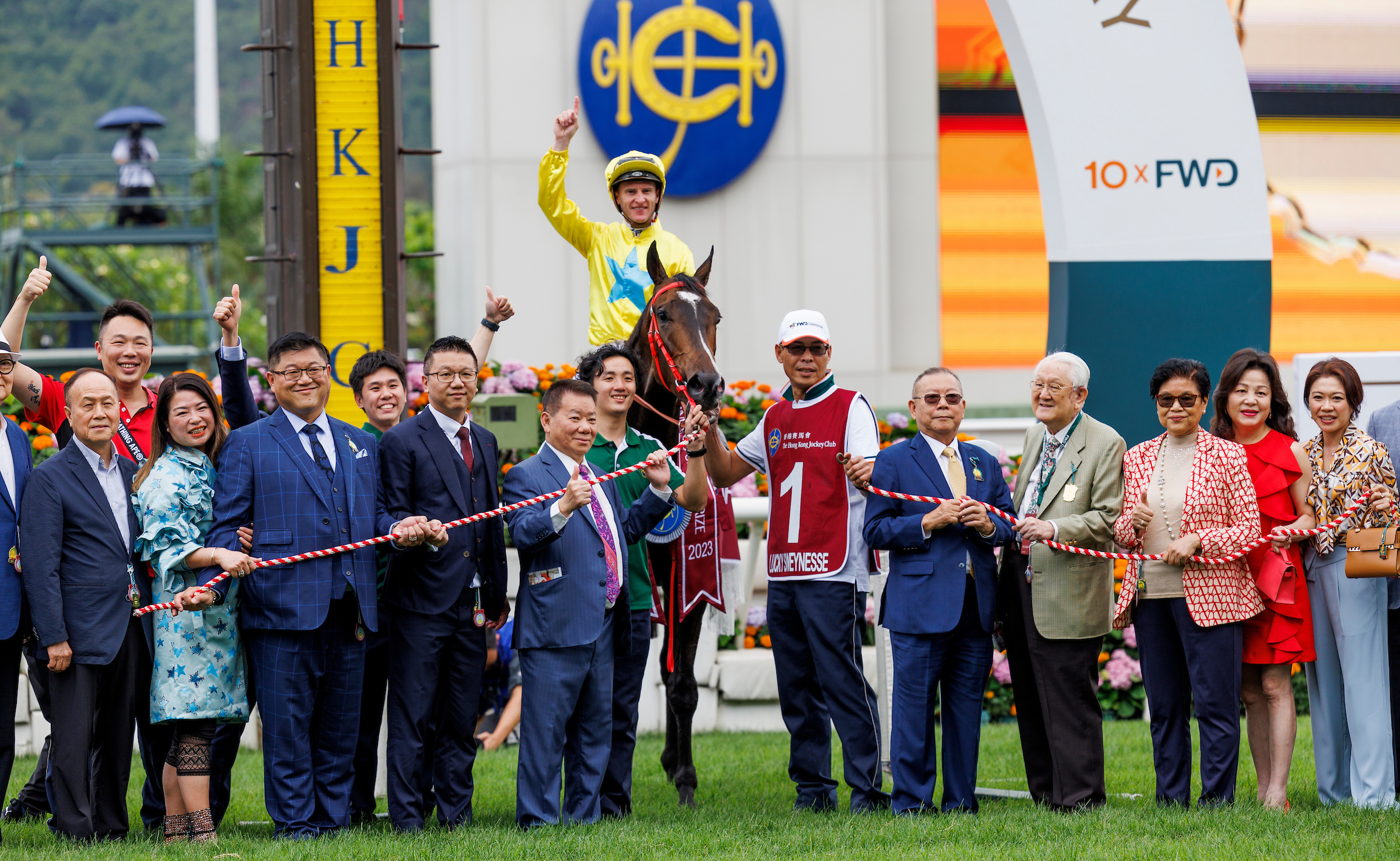 鄭明亮於2023年富衛保險冠軍賽馬日與家人慶祝「金鑽貴人」的勝利。