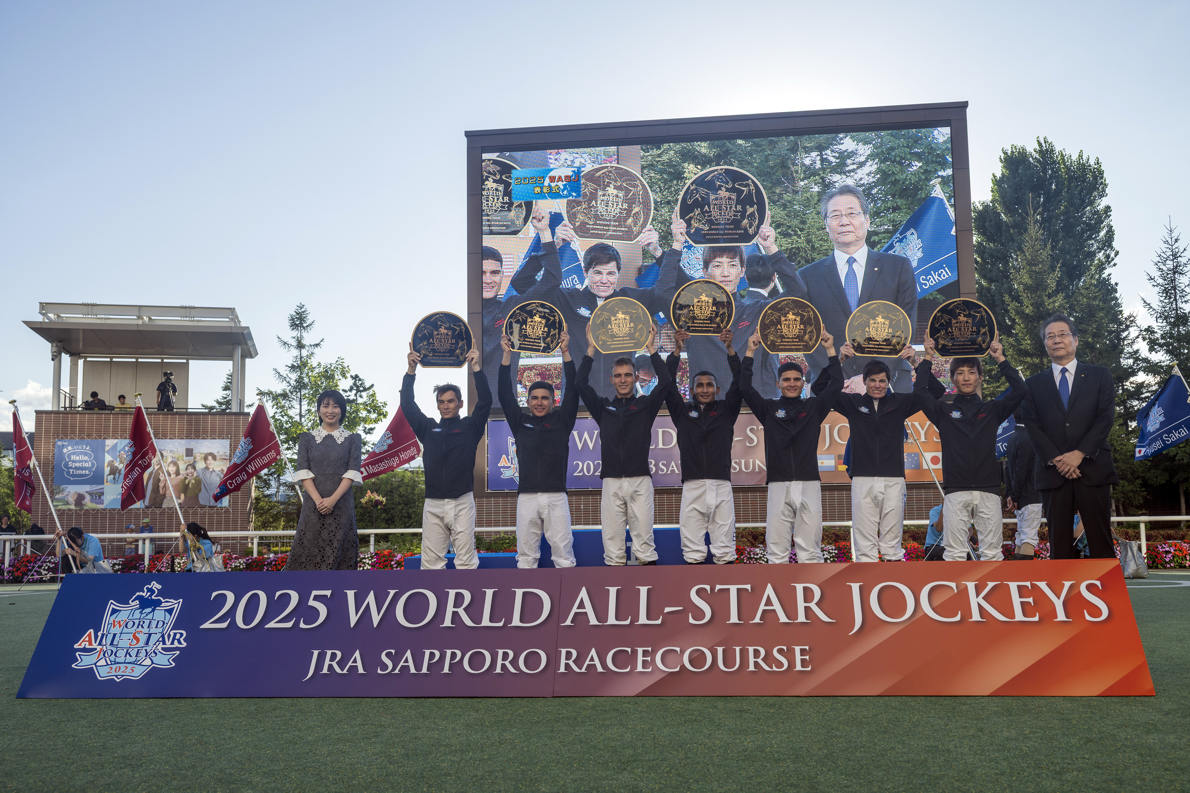 世界星級隊在札幌競馬場勝出2025世界星級騎師大賽隊際冠軍後，各成員在頒獎禮上獲頒冠軍獎項及紀念品