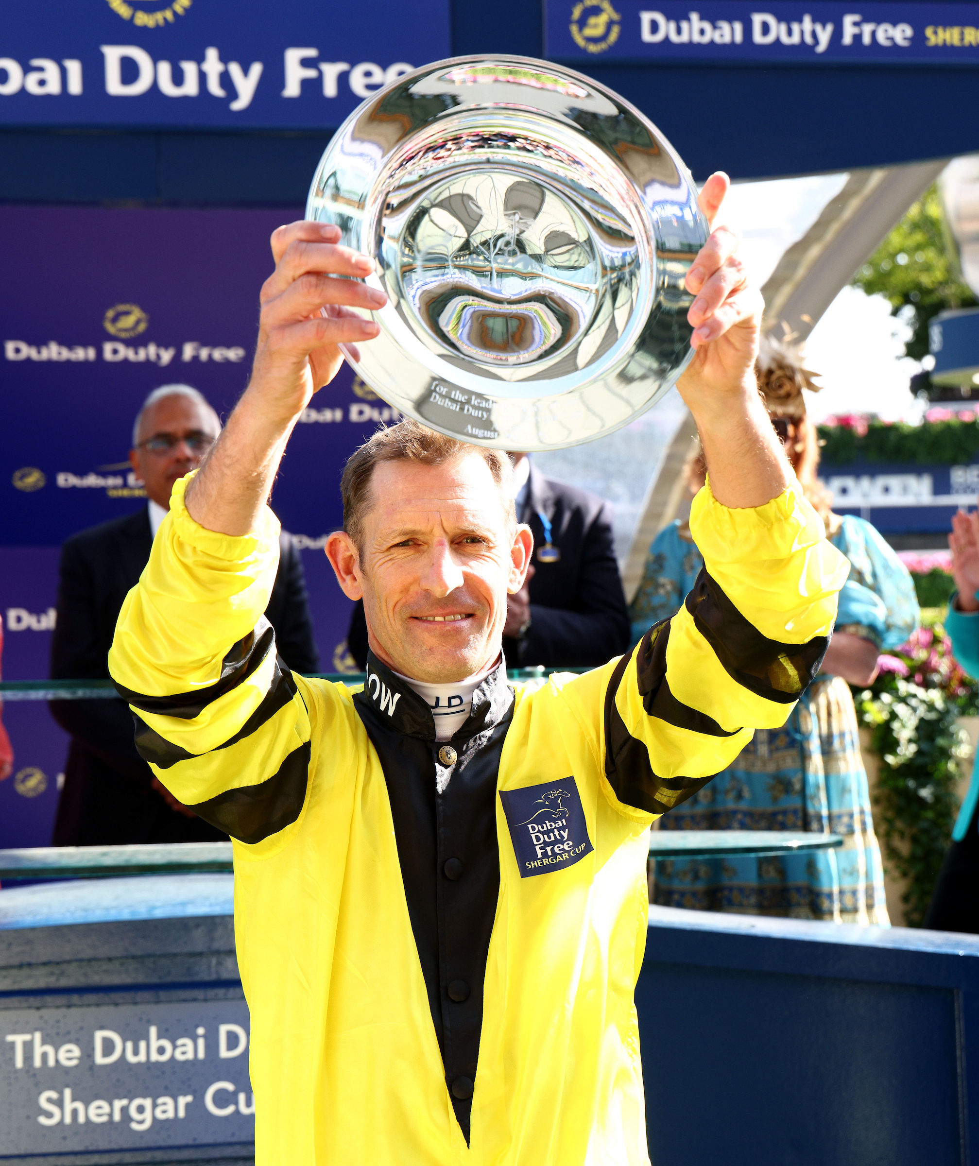 布文曾兩度榮獲銀馬鞍獎，該獎項頒予在識價盃中累積分數最高的騎師