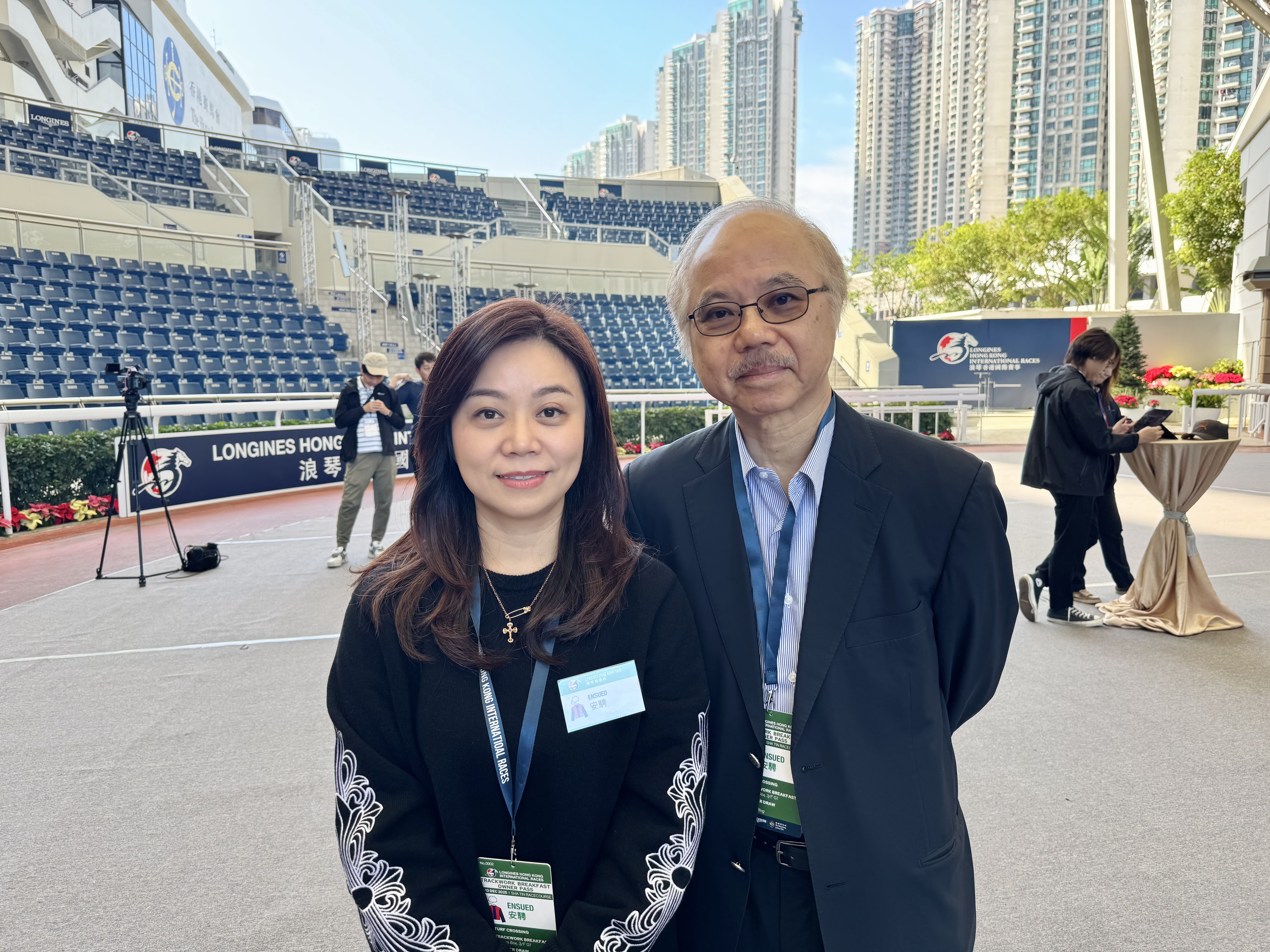 王賢敏 (左) 與父親王忠秣出席浪琴香港國際賽事排位抽籤儀式