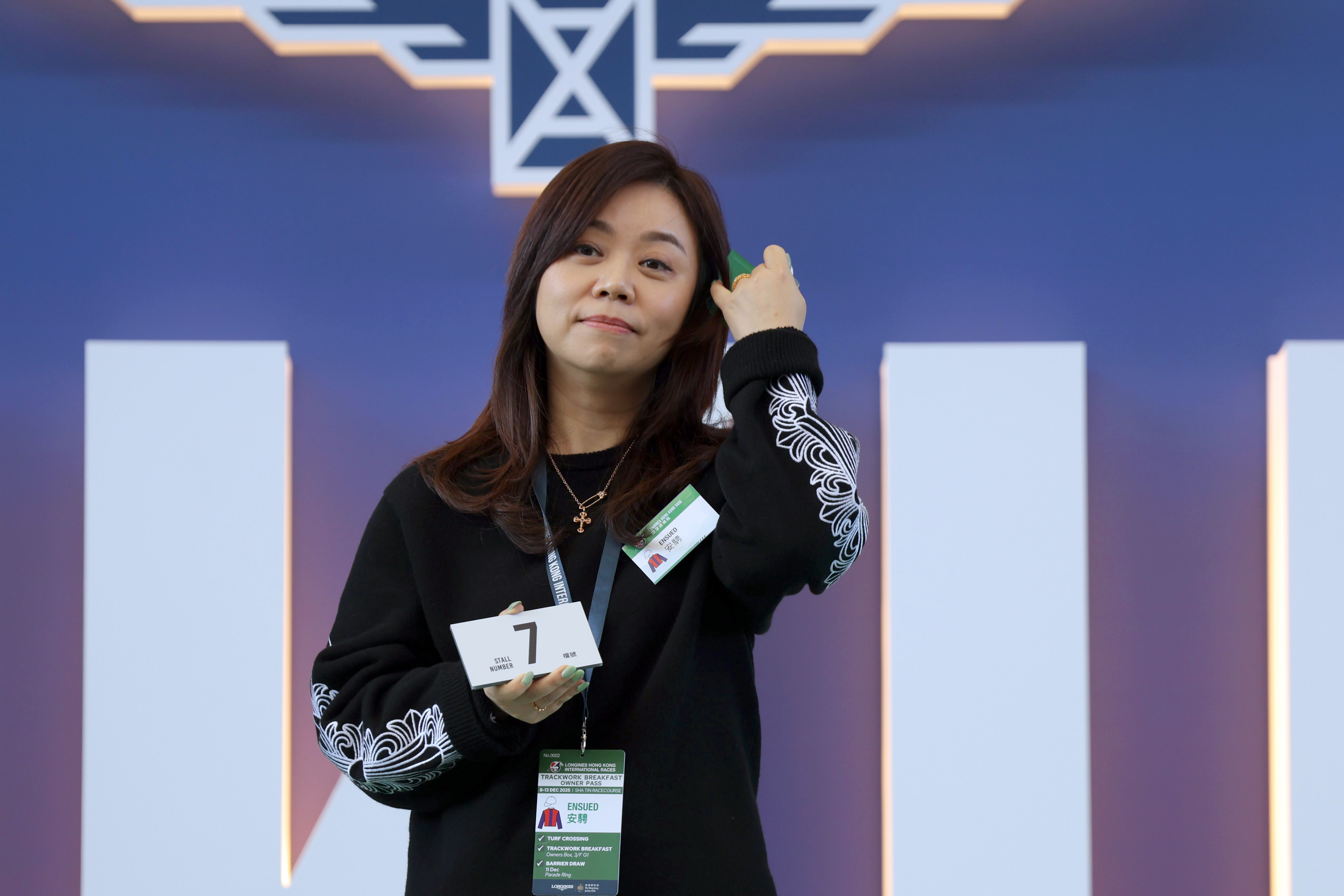 王賢敏在浪琴香港瓶的排位抽籤儀式上為「安騁」抽得第七檔