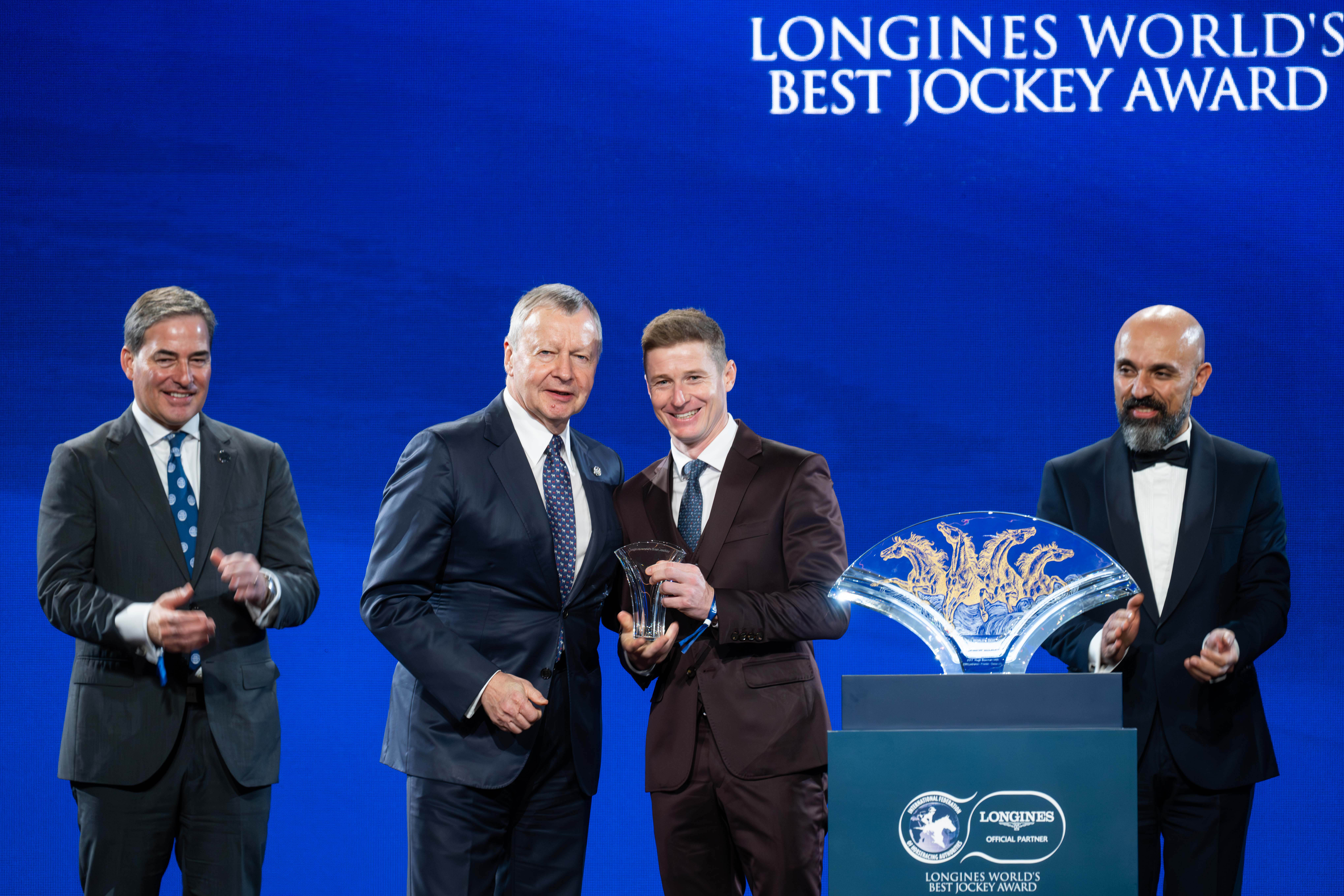 麥道朗與應家柏在歡迎晚宴的頒獎台上合照