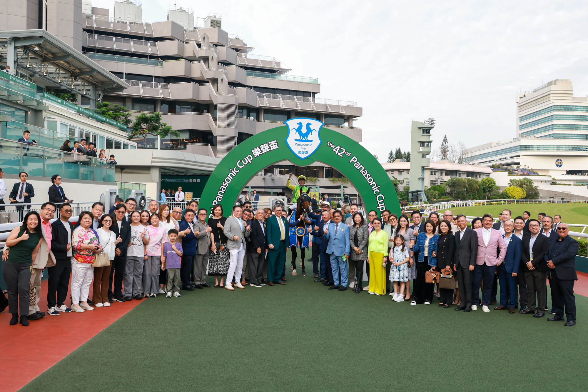 德心團體的成員在凱旋門祝捷