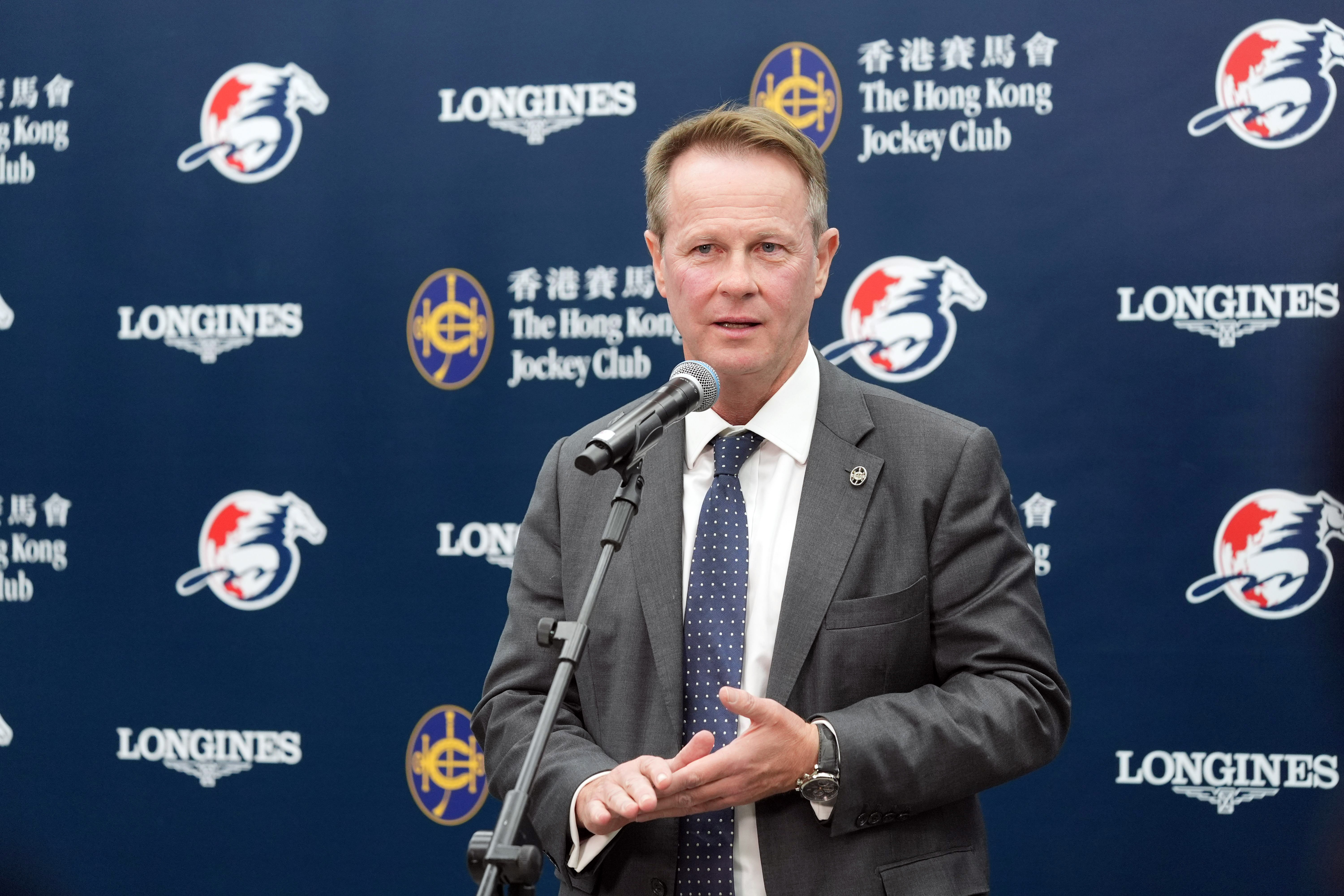 香港賽馬會行政總裁應家柏及賽馬事務執行總監夏定安於2025年浪琴香港國際賽事圓滿結束後會見傳媒