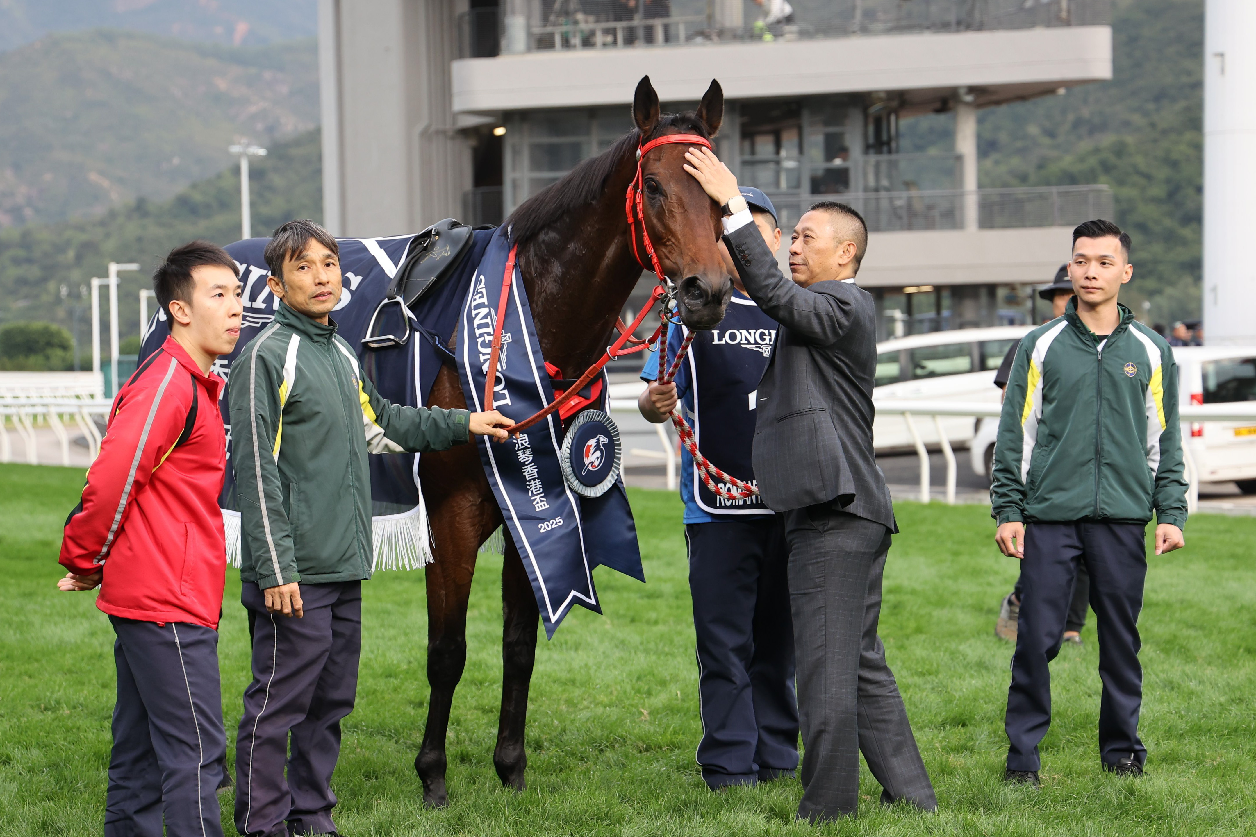 沈集成與「浪漫勇士」賽後一同祝捷