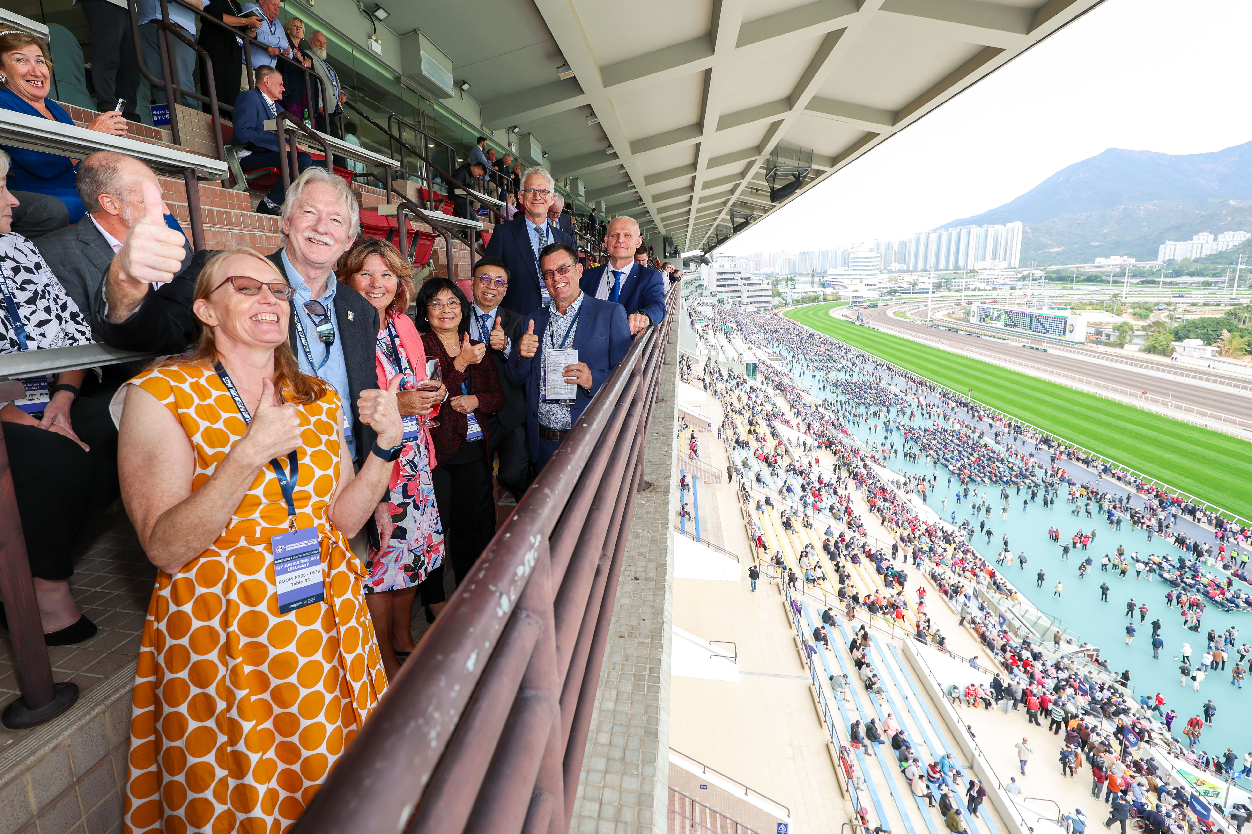 與會代表及講者於會議前夕親臨馬會舉辦的「2025浪琴香港國際賽事」，近距離感受世界級賽事現場氣氛，加深與會者對賽馬運動的認識。