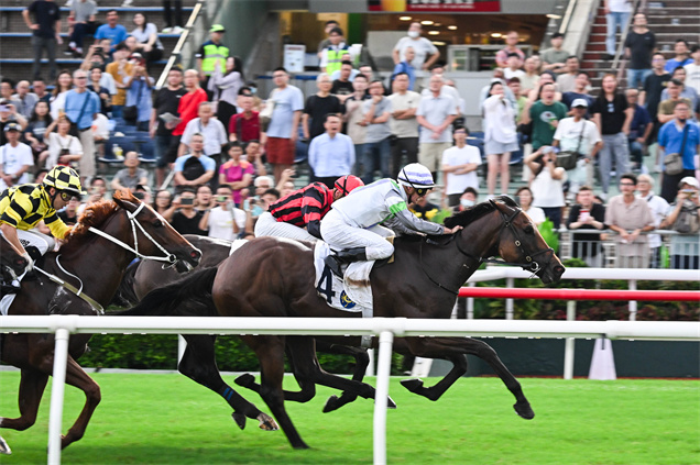 「光年魅力」末段力拒「米奇」的來犯，攻下第二班香港回歸盃讓賽（1400米）