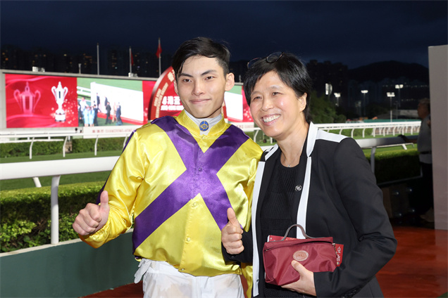 黃智弘取得在港從騎以來第五十場頭馬，賽後與馬會賽馬人才培訓主管暨見習騎師學校校長陳念慈一同祝捷