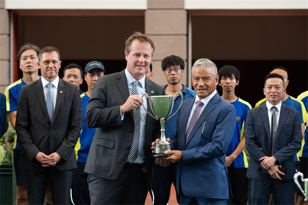 告東尼馬房榮獲「最安全及整潔馬房獎」，香港賽馬會賽馬事務執行總監夏定安（左）將獎座頒予練馬師告東尼（右）