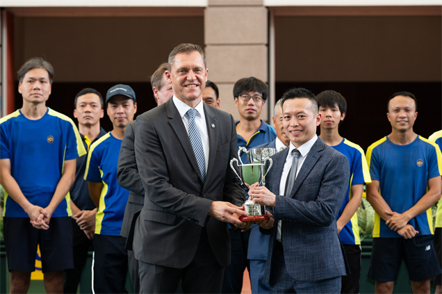 香港賽馬會賽馬營運總監魏德（左）將「最安全及整潔馬房獎」的馬房獎項頒予告東尼馬房的助理練馬師湯智傑（右）