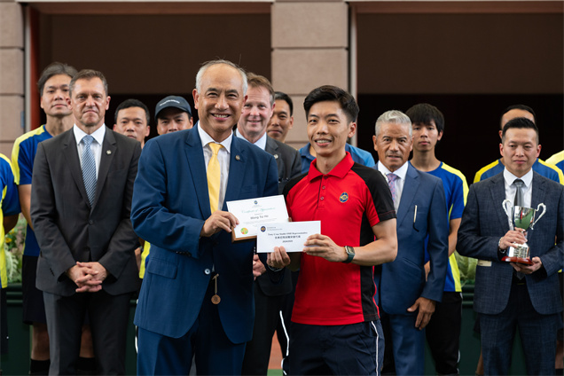 兩地馬房營運部主管鄭奇龍（左），將「最安全及整潔馬房獎」的馬房獎項頒予告東尼馬房的職安健代表