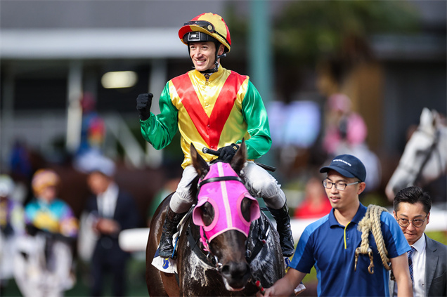 賀銘年在港累積一百一十場頭馬