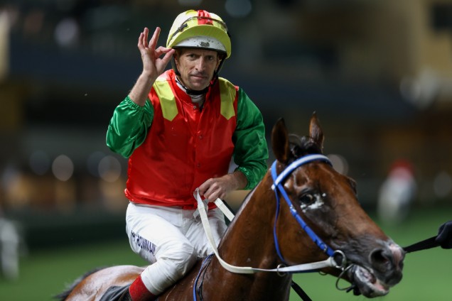 布文大演帽子戲法後祝捷。