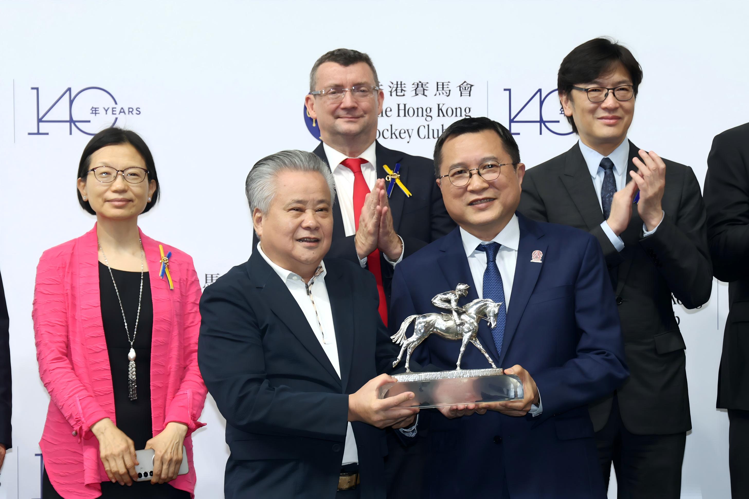 「首飾天空」馬主董滿輝獲頒最佳新馬獎盃。