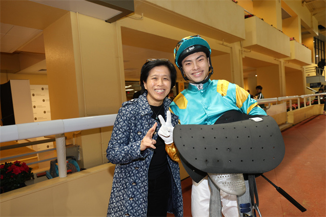 黃智弘（右）於2017年加入見習騎師學校成為賽事見習學員，現時以見習騎師的身分在香港從騎。左為馬會賽馬人才培訓主管暨見習騎師學校校長陳念慈