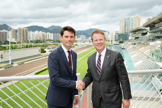 香港賽馬會賽馬事務執行總監夏定安在傳媒簡報會上正式歡迎甘敏斯（左）加入香港練馬師行列