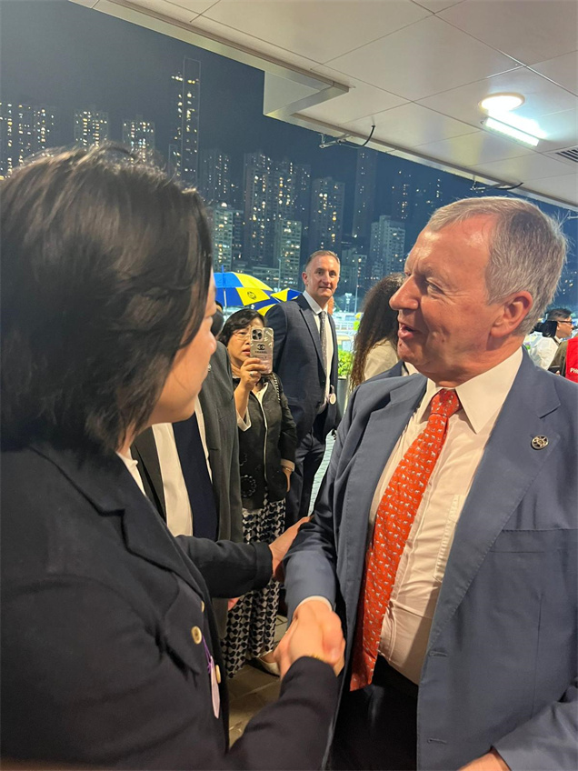 馬會行政總裁應家柏歡迎歐陽萬成親臨馬場體驗刺激的香港賽馬