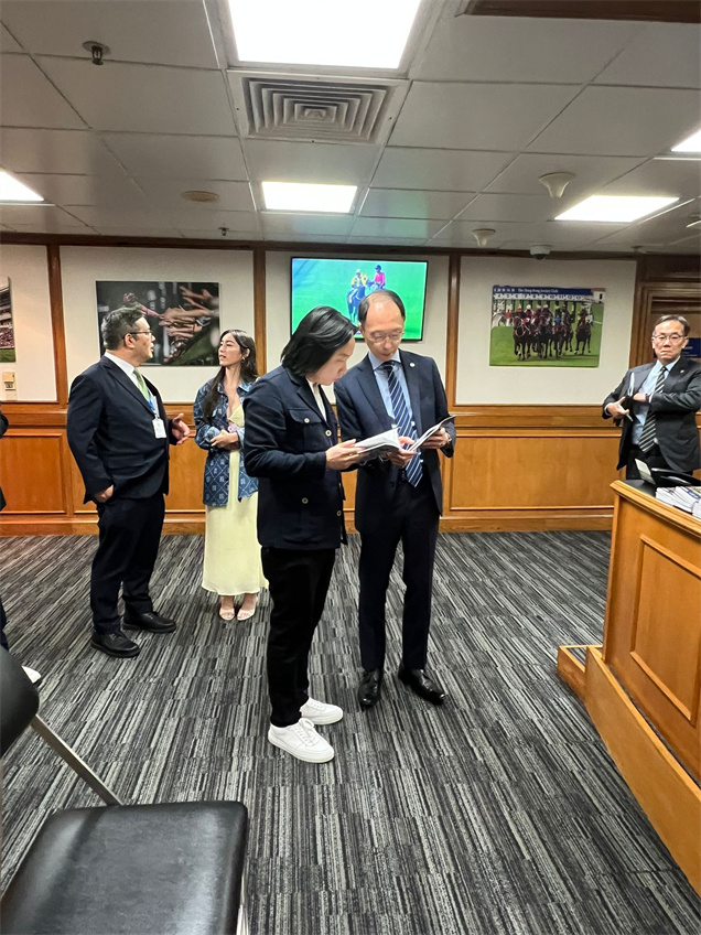 歐陽萬成（Jimmy O. Yang ）參觀跑馬地馬場過磅室，了解騎師於賽事後的專業覆磅過程