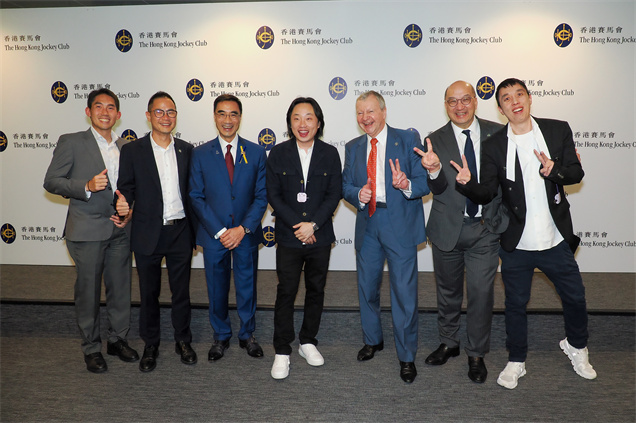 歐陽萬成（Jimmy O. Yang ） 在跑馬地馬場觀賞跑馬地賽事後，與馬會主席利子厚、行政總裁應家柏及高層合照留念
