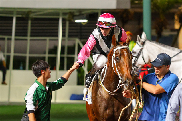 艾道拿再為告東尼勝出分級賽後在解鞍處祝捷