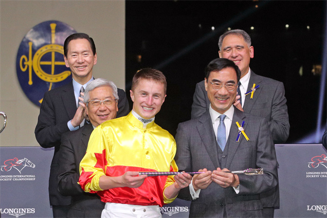 馬昆慶祝贏得2022年浪琴國際騎師錦標賽平頭冠軍