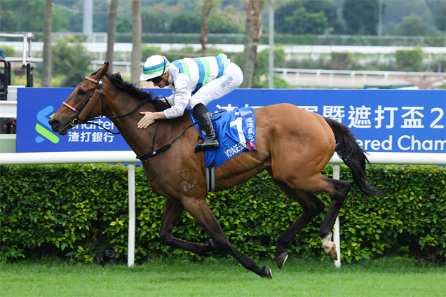 「遨遊氣泡」在麥道朗胯下勝出一級賽渣打冠軍暨遮打盃 （2400米），締創歷史
