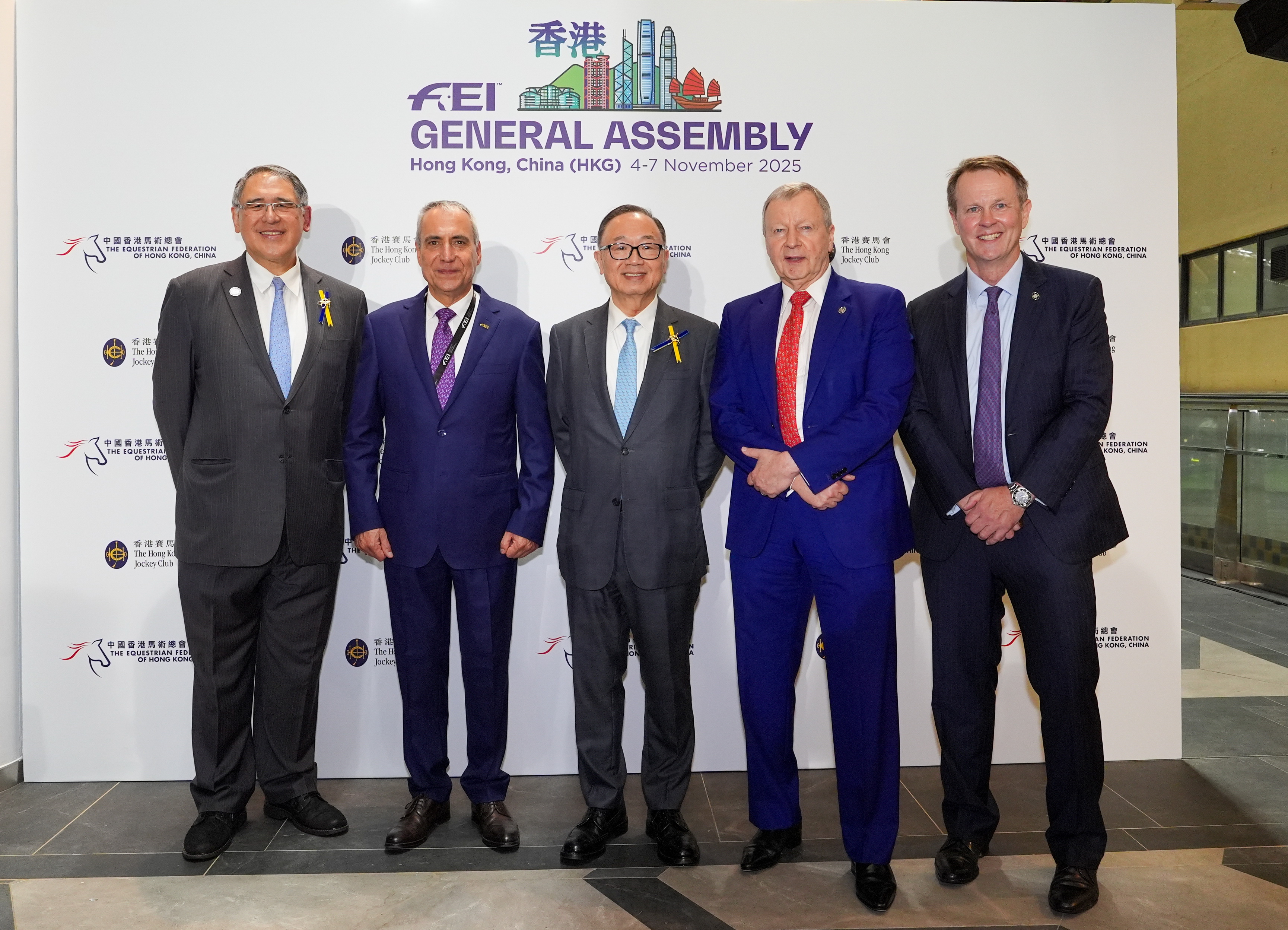 在2025國際馬術聯合會年度大會歡迎晚宴上，香港賽馬會主席廖長江（左三）、香港賽馬會副主席兼中國香港馬術總會會長黃嘉純（左一）、香港賽馬會行政總裁應家柏（右二）、國際馬術聯合會會長Ingmar De Vos（左二）及香港賽馬會賽馬事務執行總監夏定安（右一）合照