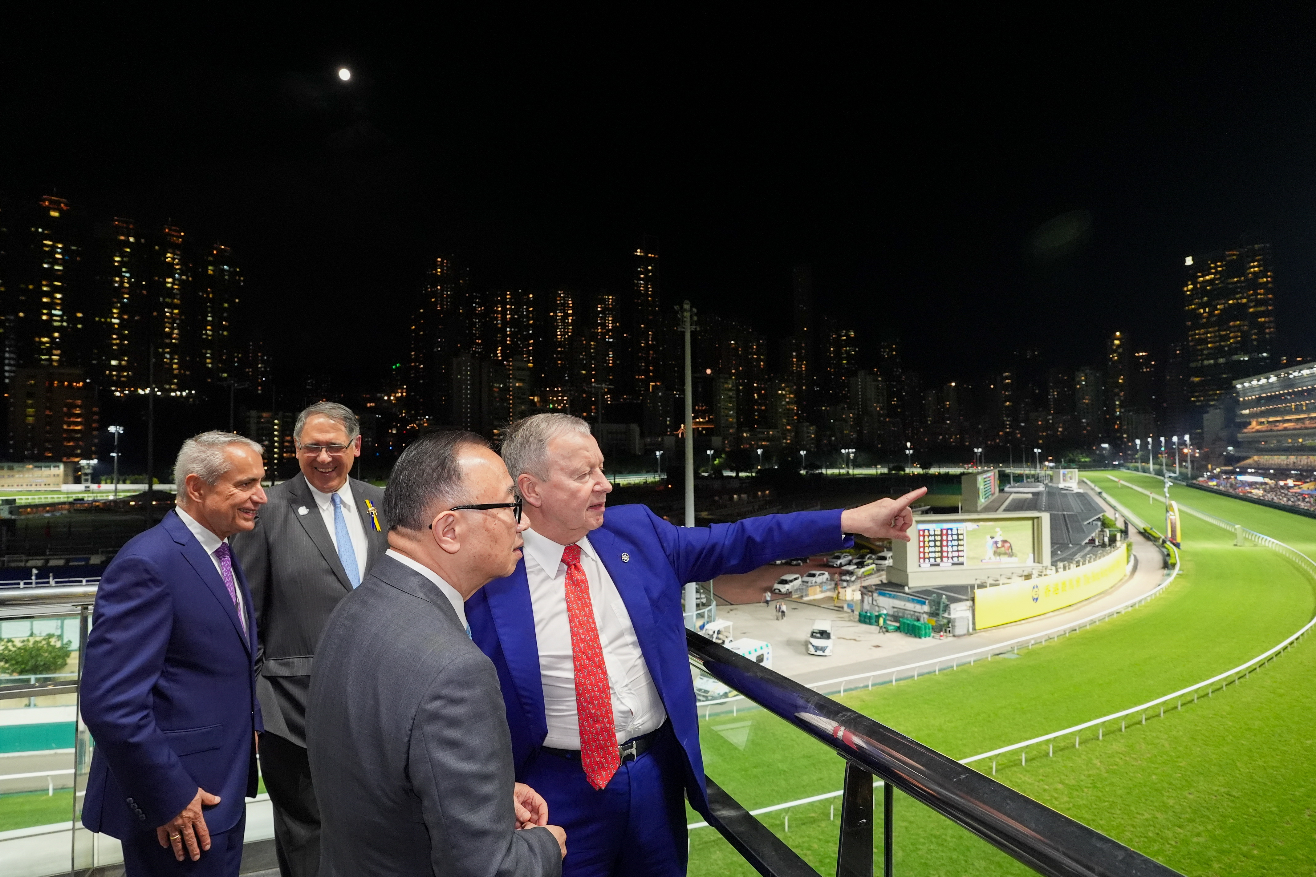 國際馬術聯合會年度大會代表團於跑馬地馬場欣賞「快活星期三」賽馬