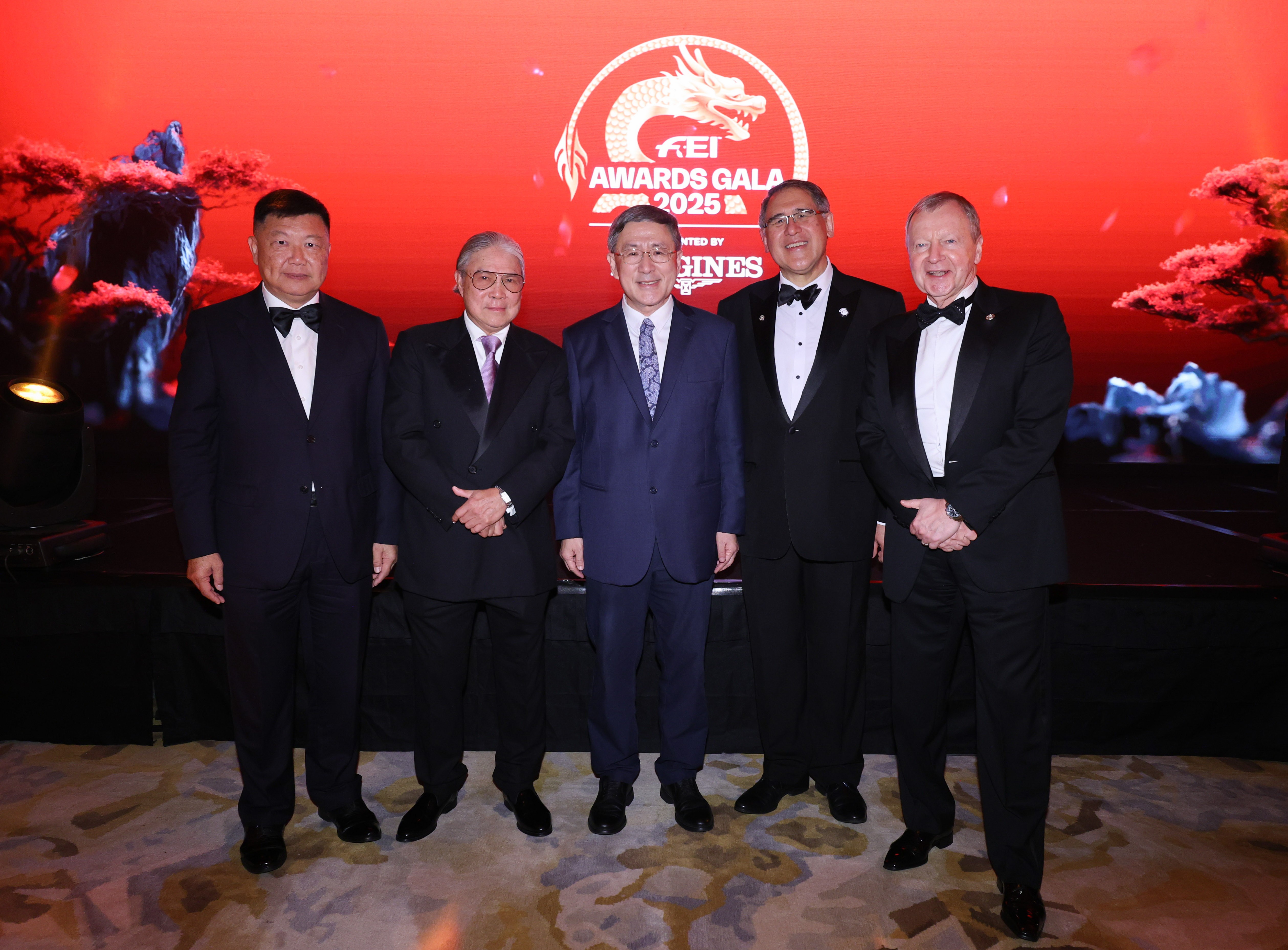 香港特別行政區政府政務司副司長卓永興（中）、馬會副主席兼中國香港馬術總會會長黃嘉純（右二）、馬會行政總裁應家柏（右一）、中國香港體育協會暨奧林匹克委員會會長霍震霆（左二）及義務副秘書長楊祖賜（左一），在國際馬聯頒獎典禮上合照