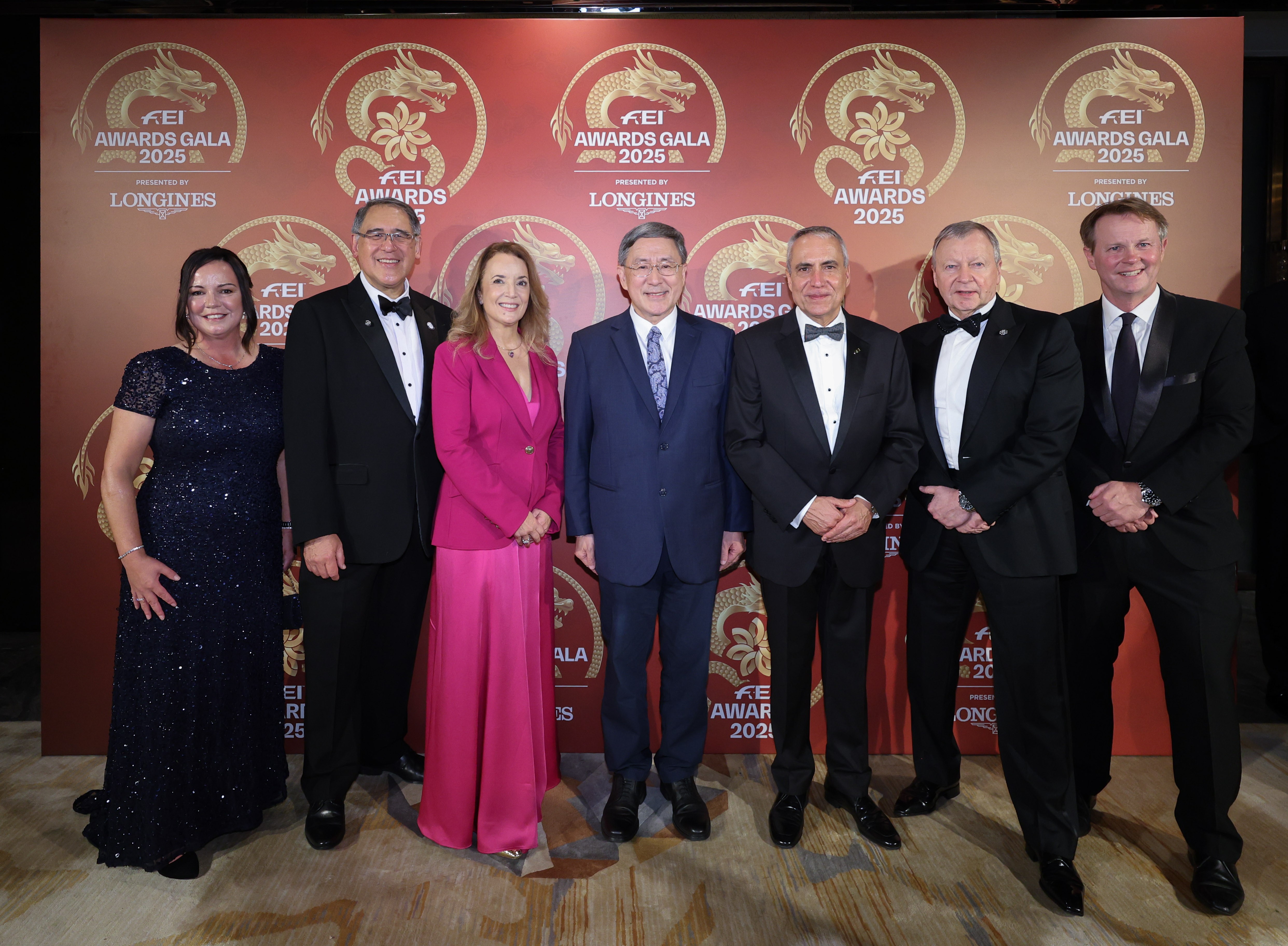 香港特別行政區政府政務司副司長卓永興（中）、馬會副主席兼中國香港馬術總會會長黃嘉純（左二）、馬會行政總裁應家柏（右二）、國際馬術聯合會會長Ingmar De Vos（右三）及總幹事Sabrina Ibáñez（左三）、馬會賽馬事務執行總監夏定安（右一），及馬會馬術事務主管龐雅雯（左一），在國際馬聯頒獎典禮上合照