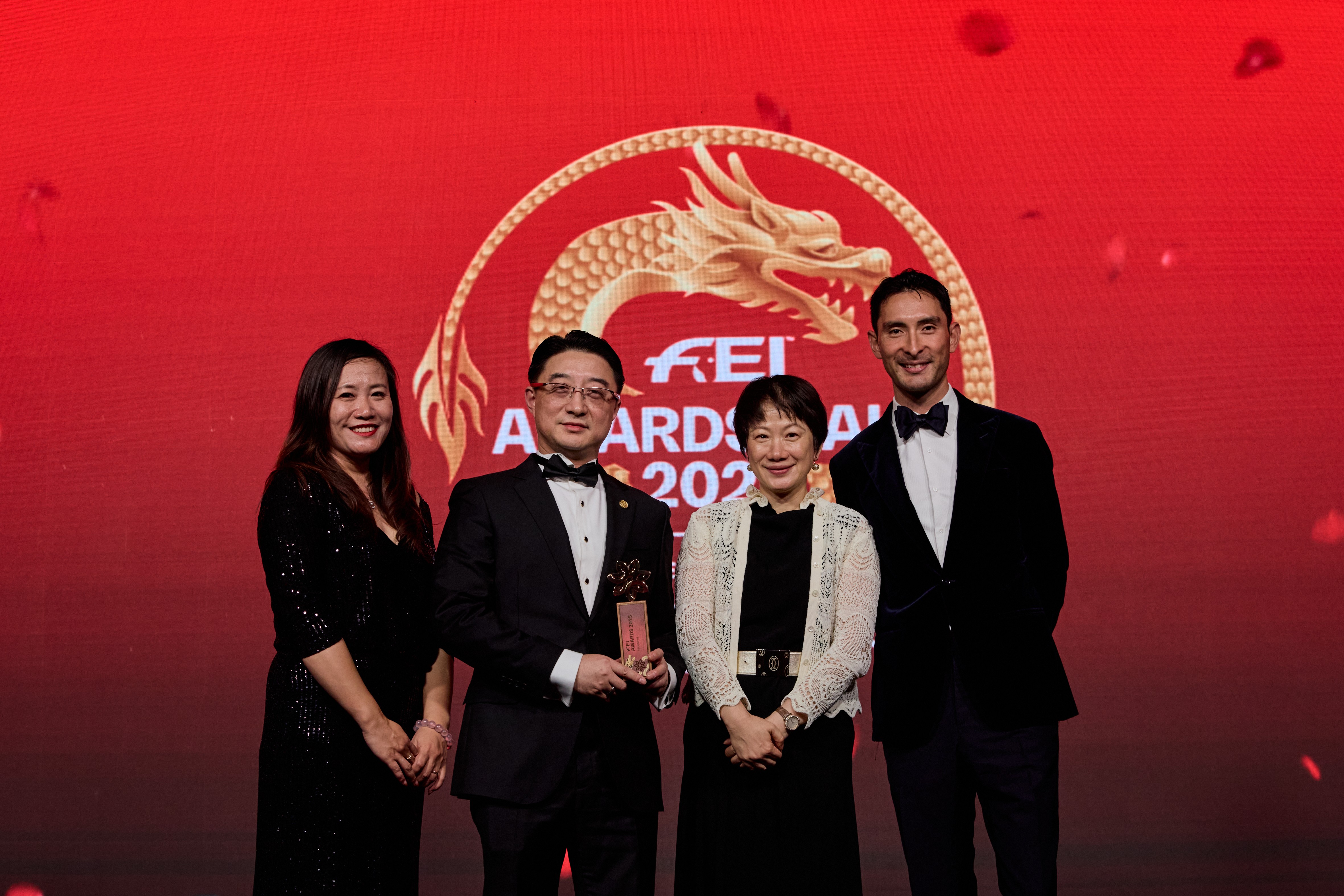 上海市體育發展基金會「人馬一心」的馬房管理挑戰賽專案，榮獲2025年國際馬聯「激勵獎」，並由同時擔任馬會內地馬術大使的華天（右一）出任項目大使