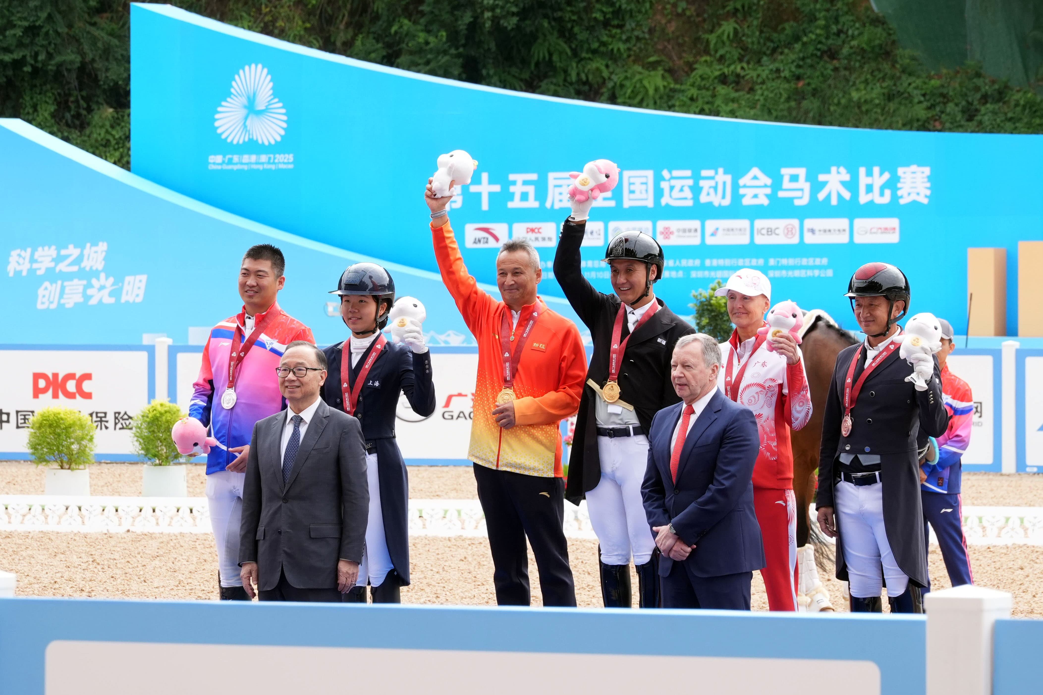 香港賽馬會主席廖長江（前排左）、行政總裁應家柏（前排右）向十五運會馬術賽事盛裝舞步個人賽的獲獎運動員頒發獎牌及紀念品