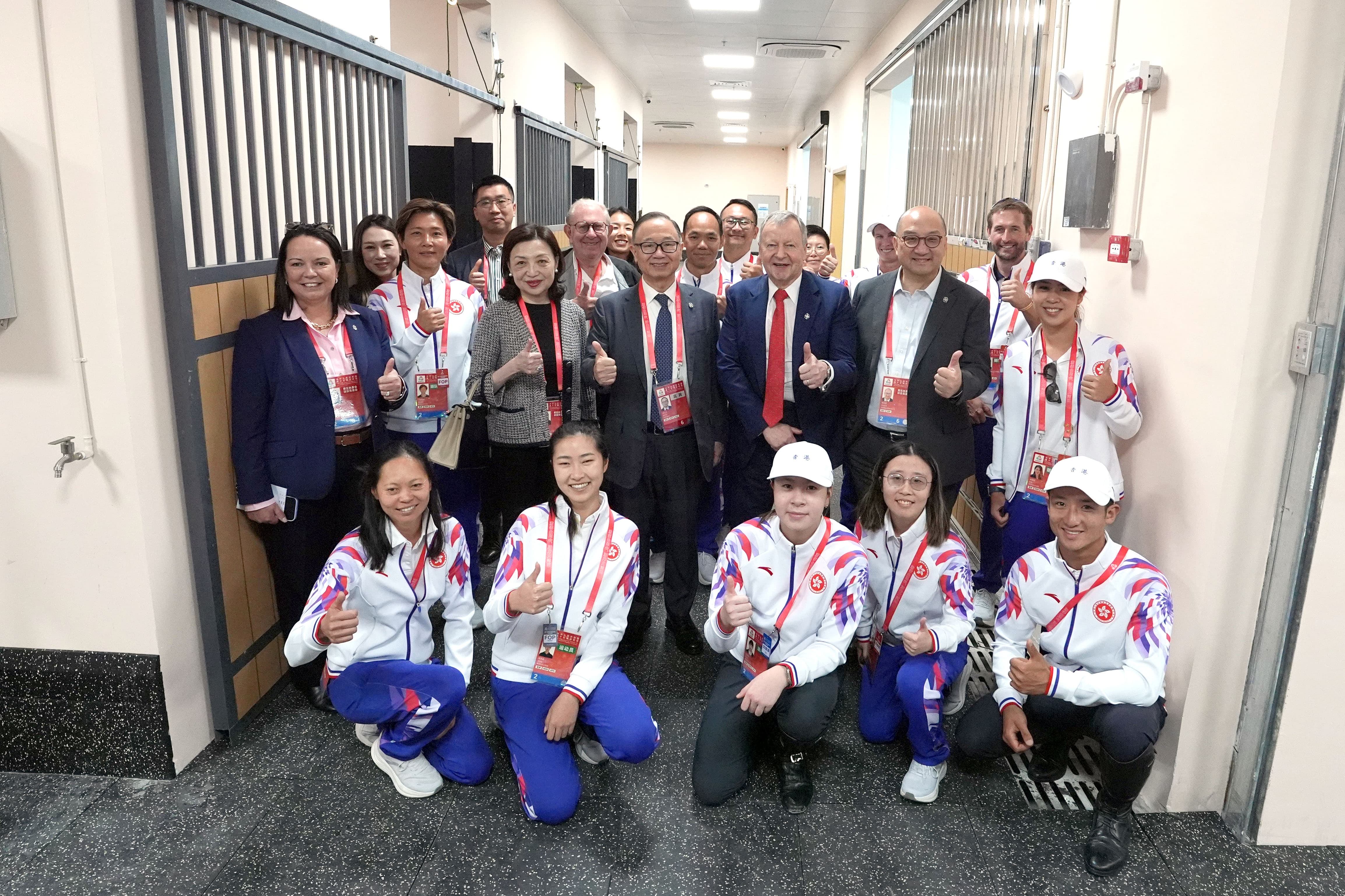 香港賽馬會主席廖長江（第二排右四）、行政總裁應家柏（第二排右三）、公司事務執行總監譚志源（第二排右二），與中國香港馬術總會代表，鼓勵一眾香港馬術代表隊成員