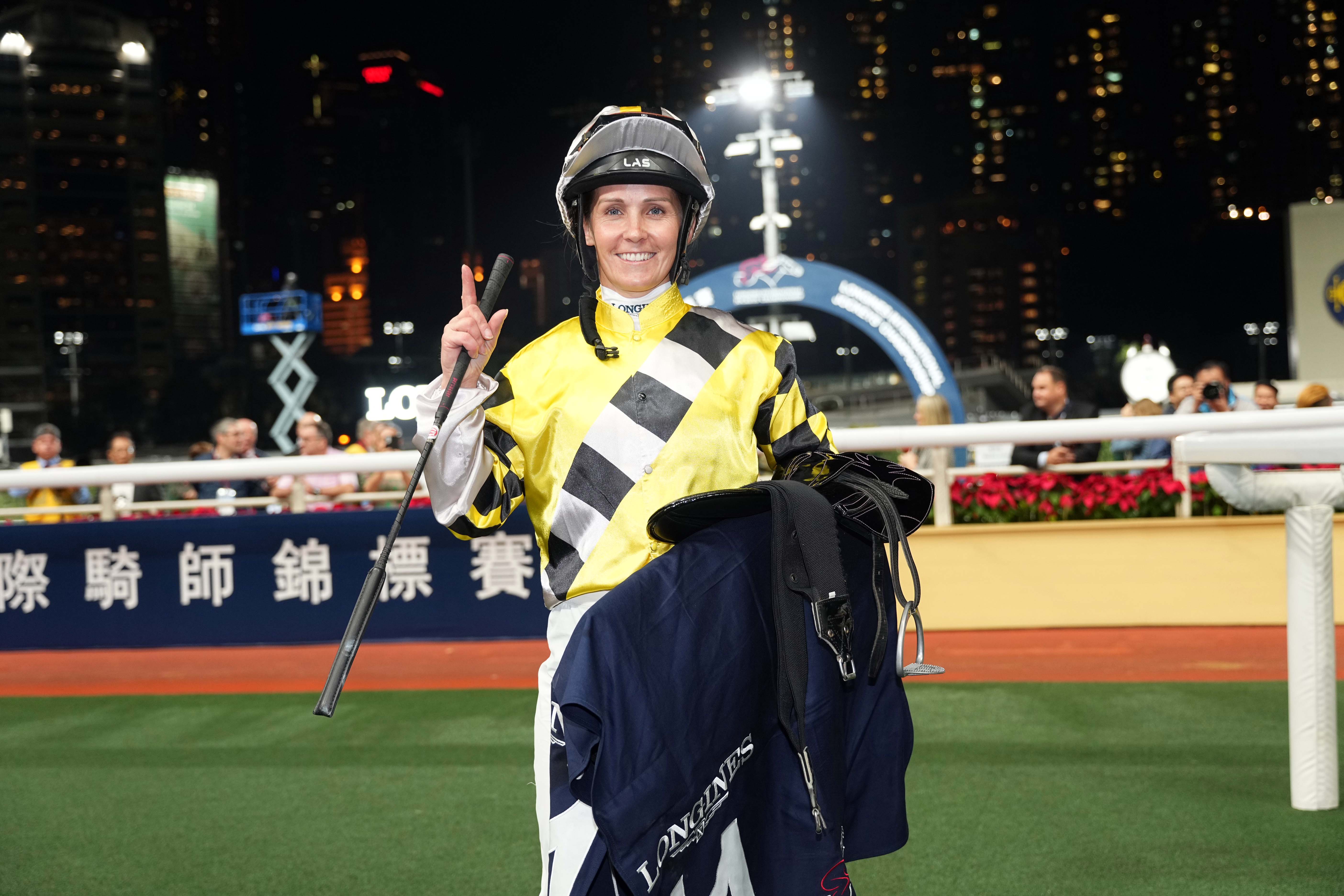 金美琪慶祝憑「超額認購」在跑馬地取得頭馬