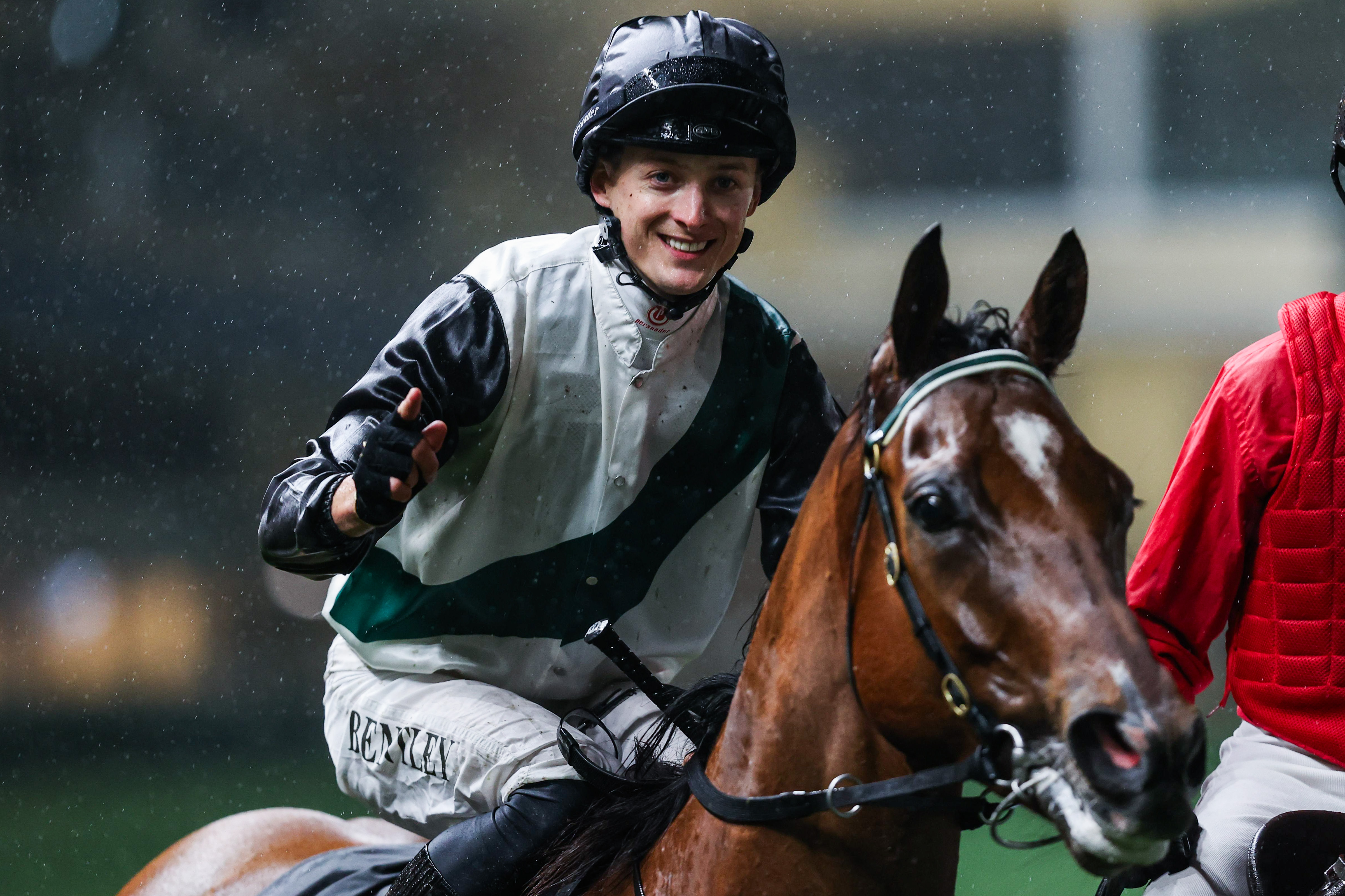 班德禮策騎「友愛心得」奪冠後在鞍上祝捷