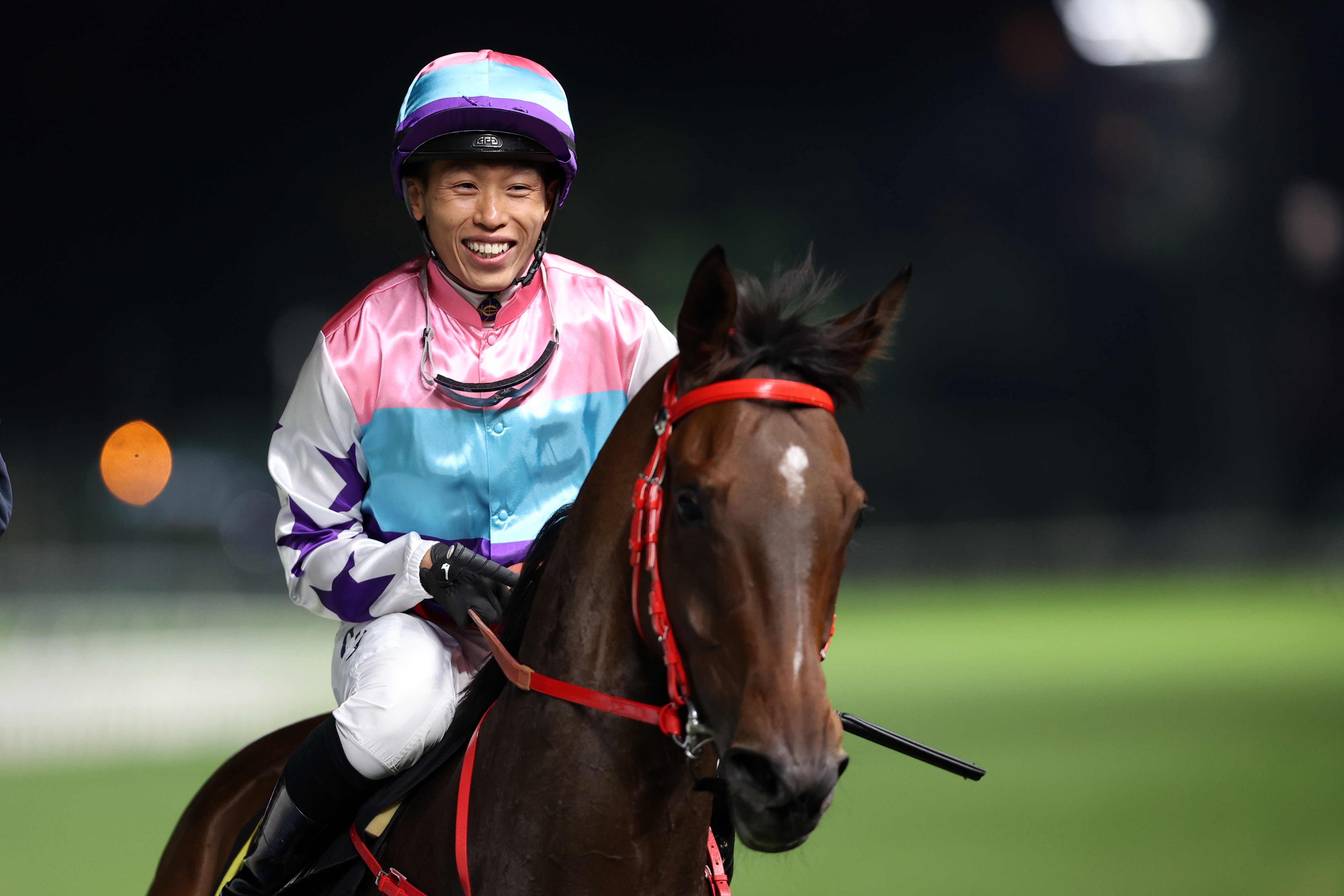 何澤堯勝出「本領非凡」後祝捷。