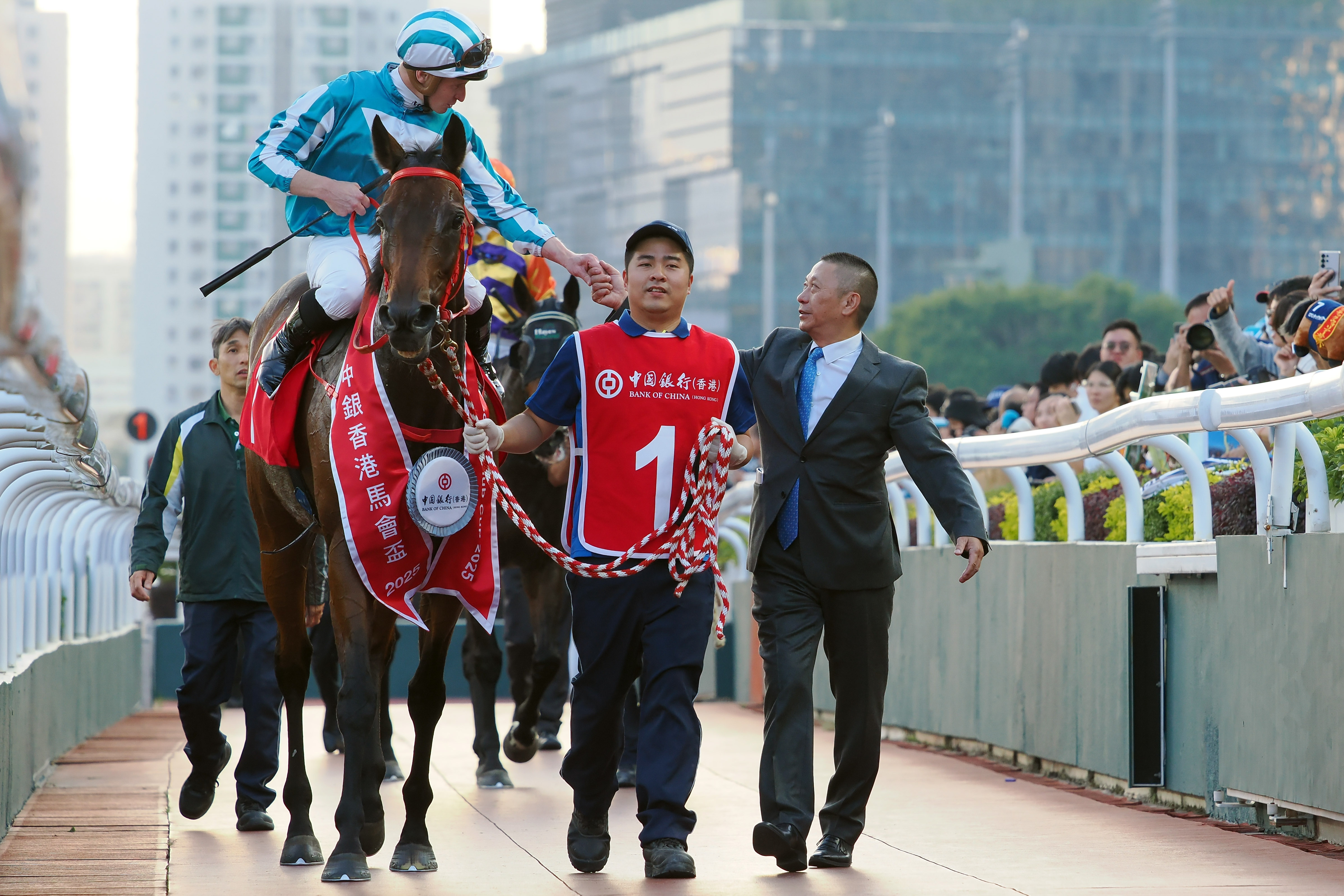 練馬師沈集成向騎師麥道朗及「浪漫勇士」致賀