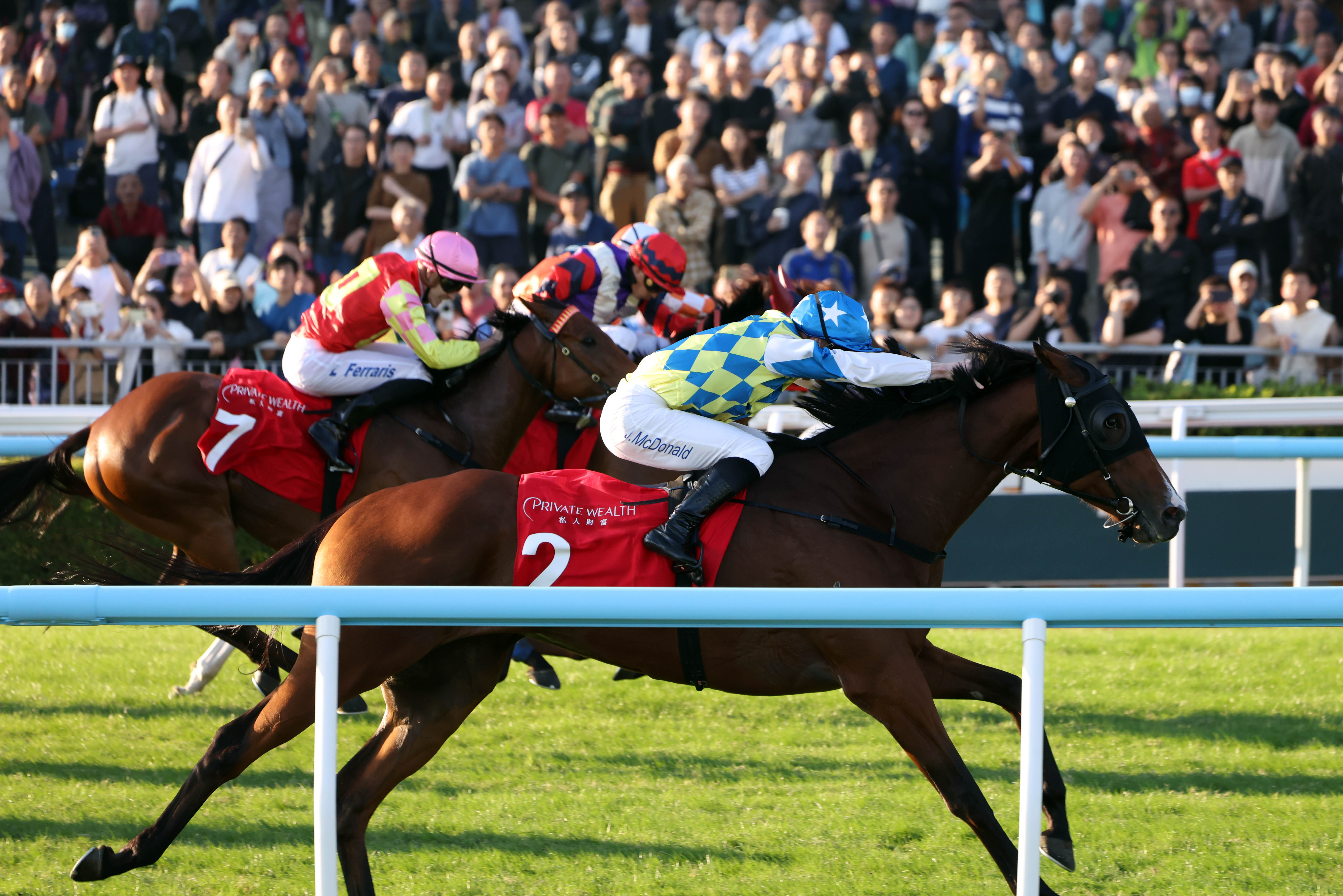 「祝願」（粉紅帽）在總獎金達五百三十五萬港元的二級賽中銀香港「私人財富」馬會一哩錦標中，只能以第四名過終點