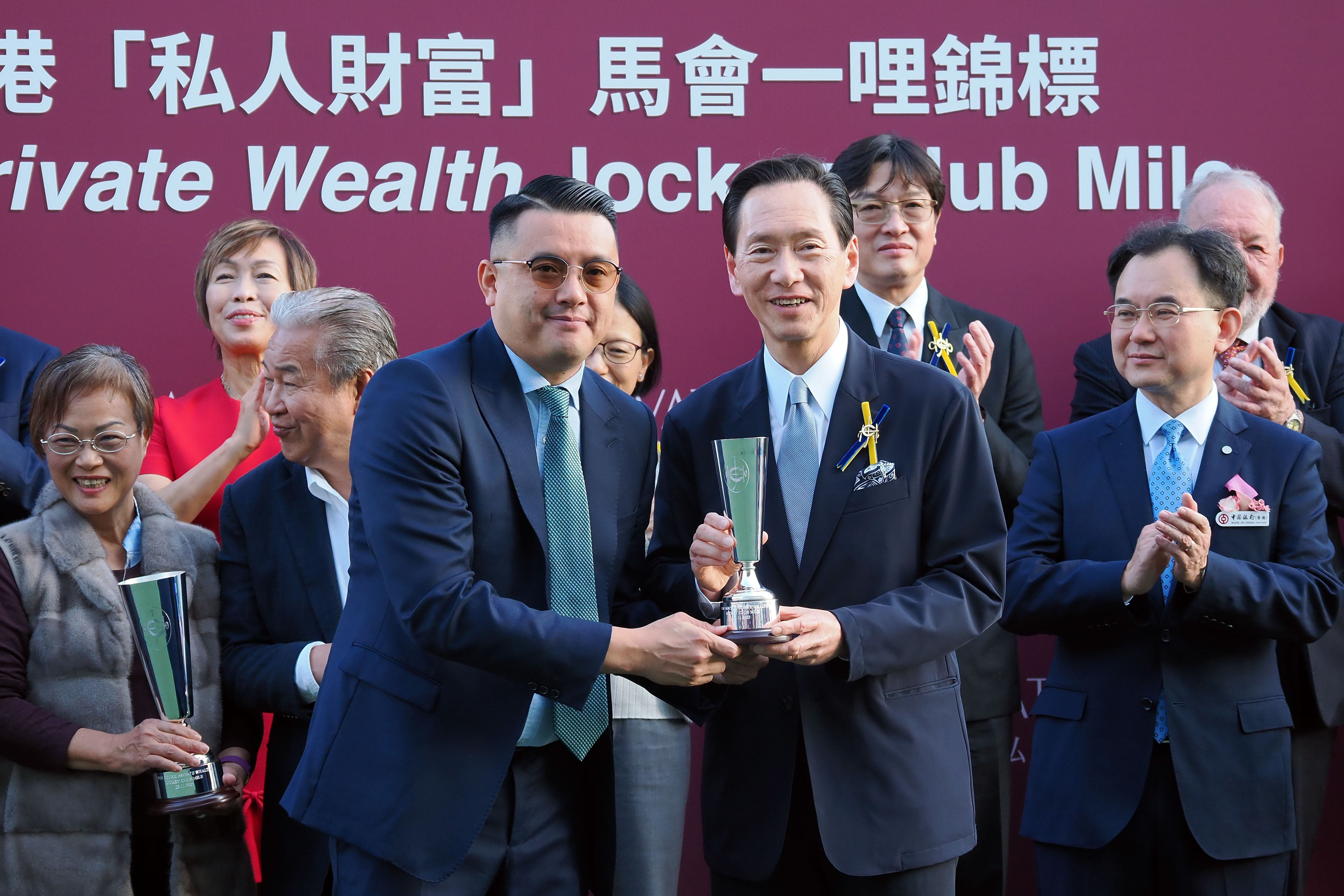 伍鵬志在「錶之銀河」勝出總獎金達五百三十五萬港元的二級賽中銀香港「私人財富」馬會一哩錦標後，在頒獎儀式上接過獎盃