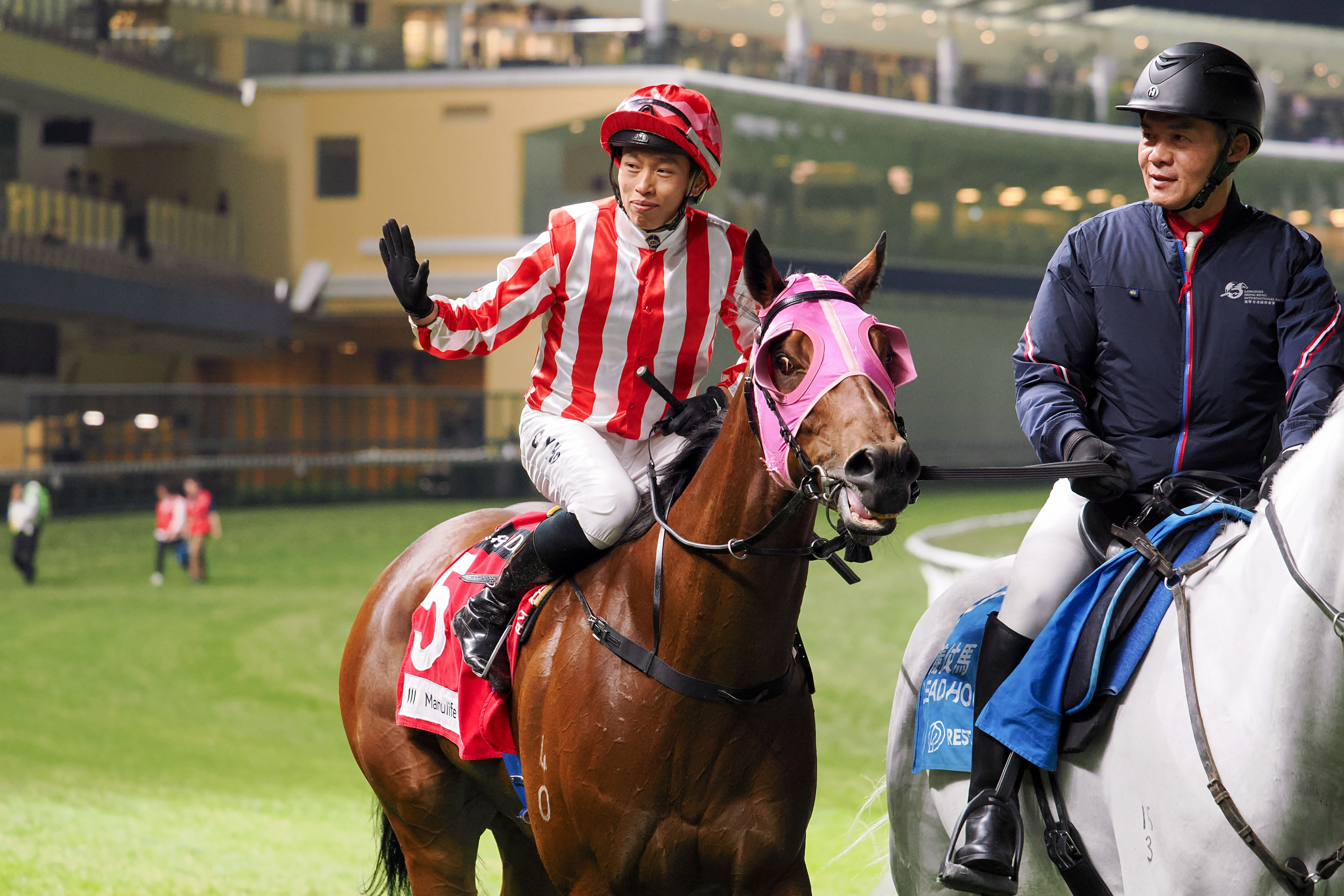 「安康萬里」(粉紅眼罩) 在何澤堯胯下取勝