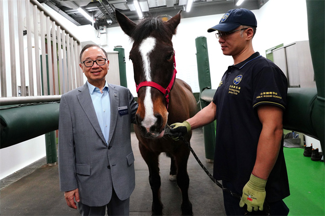 署理勞工及福利局常任秘書長陳偉偉（圖4右三）、馬會及馬會公眾騎術學校有限公司主席廖長江（圖4中）、馬會行政總裁及馬會公眾騎術學校有限公司董事應家柏（圖4左一）、馬會公眾騎術學校有限公司獨立非執行董事葉錫安博士（圖4左二）、香港傷健策騎協會主席楊存洲（圖4右二）、香港傷健協會主席何永煊教授（圖4左三）及馬會馬術事務主管龐雅雯（圖4右一），參觀馬會薄扶林公眾騎術學校新設施