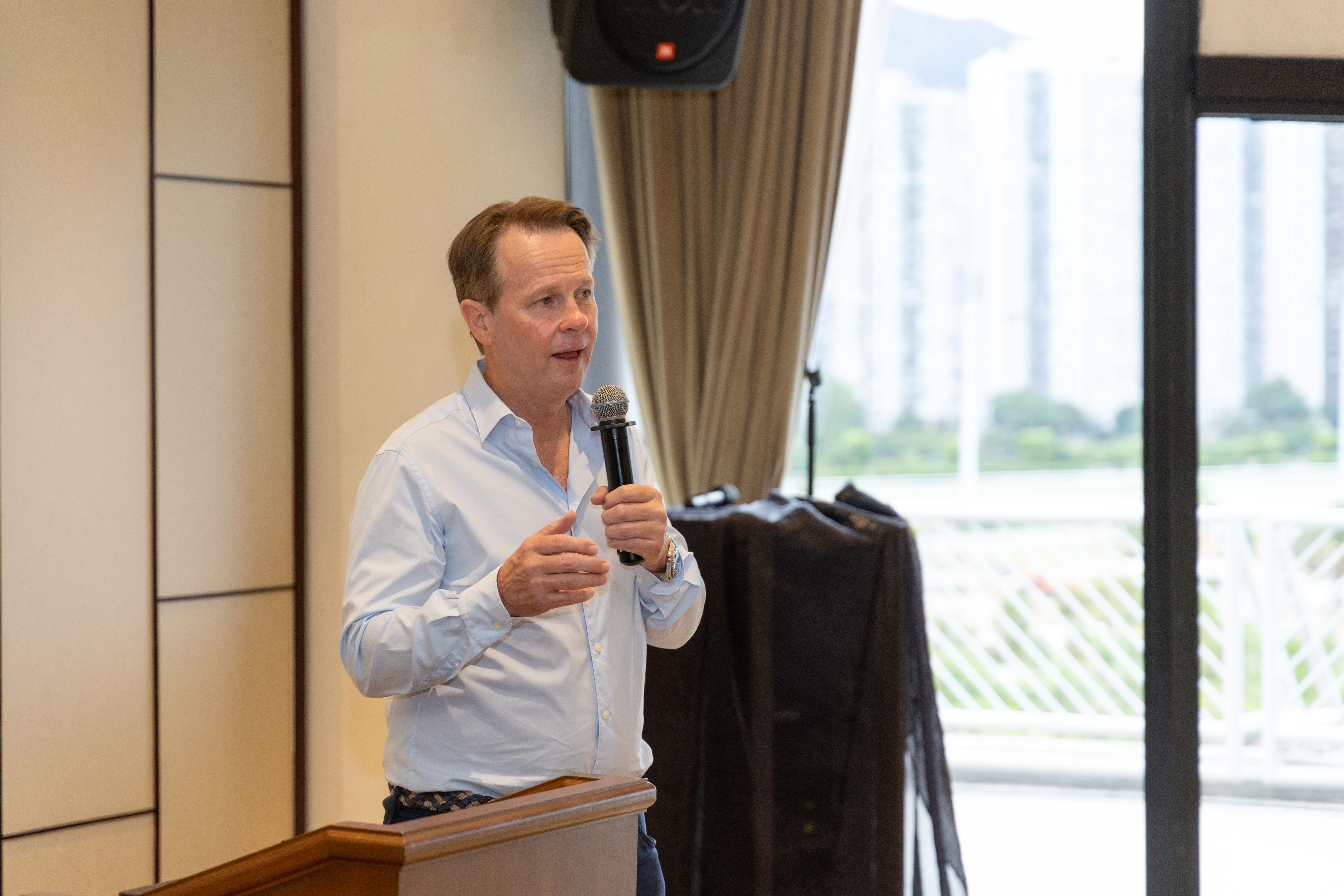 馬會賽馬事務執行總監夏定安先生介紹沙田馬場新翻修的馬房、新增及升級後的馬匹、騎師訓練設施