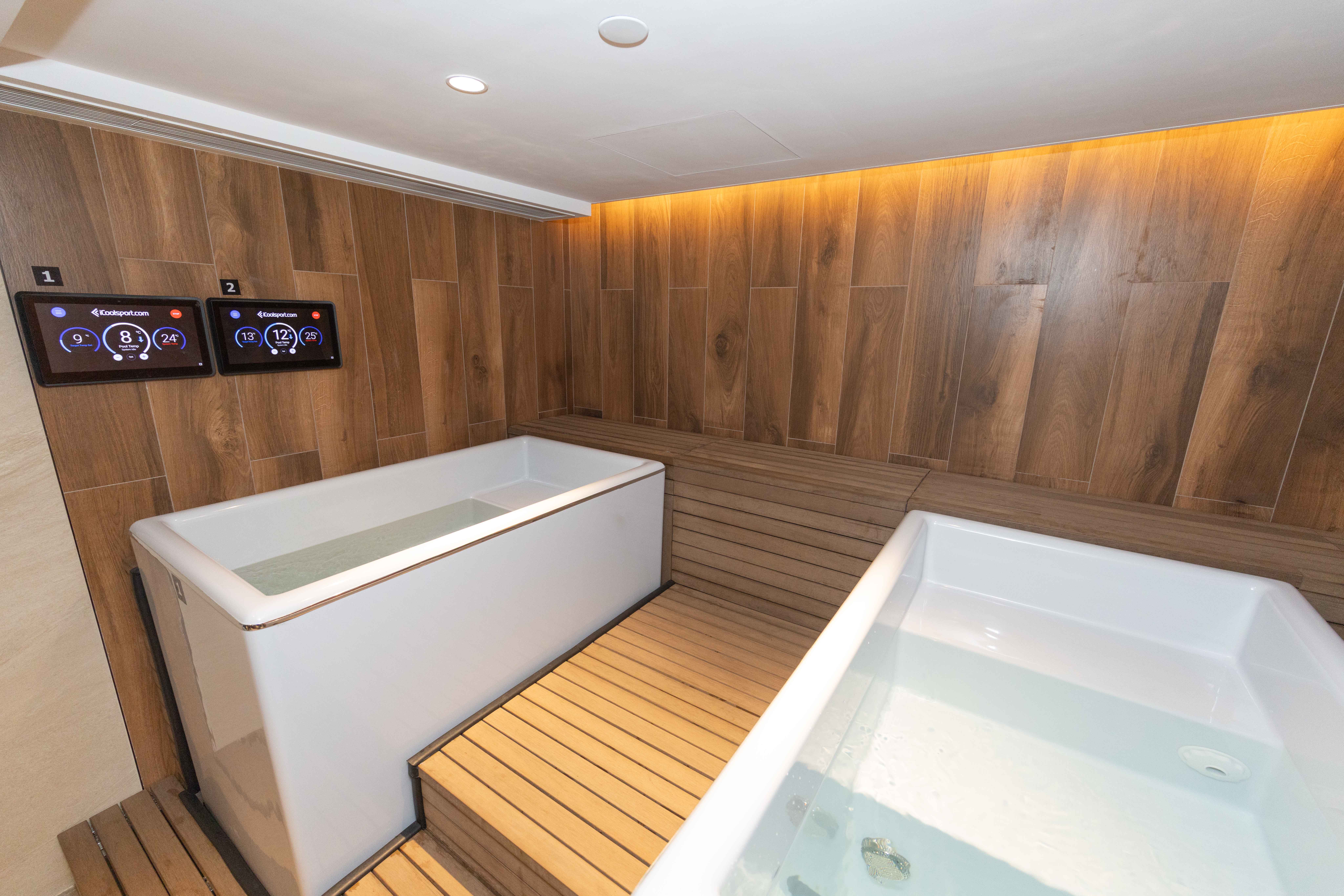 馬會賽馬日營運、跑道及賽馬設施部主管夏俊思先生介紹沙田馬場卓越中心的擴展設施，為騎師提供身心健康方面的全面支援