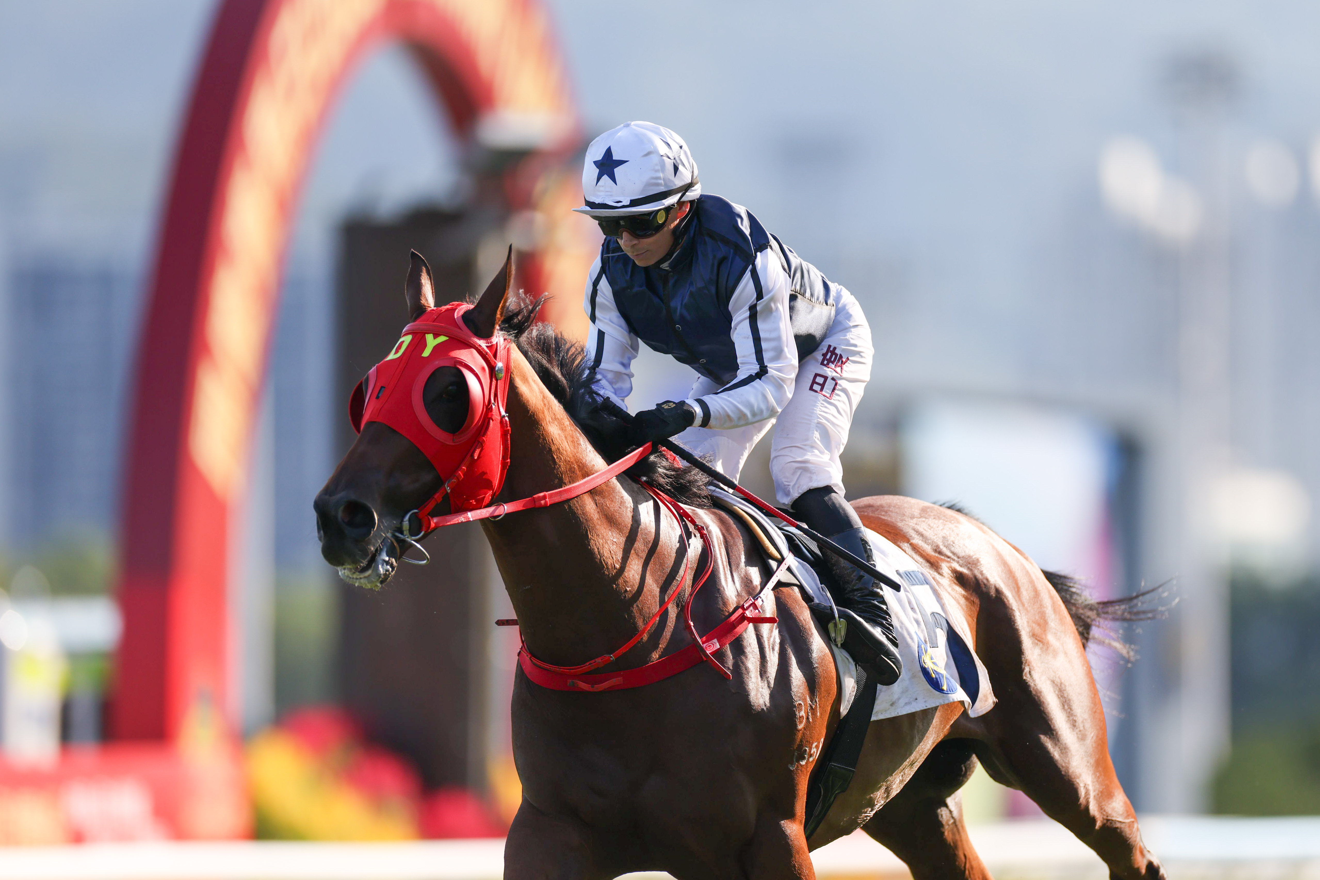 「舉步生風」夥拍巴度展現強勁加速力勝出三級賽國慶盃（1000米讓賽）。
