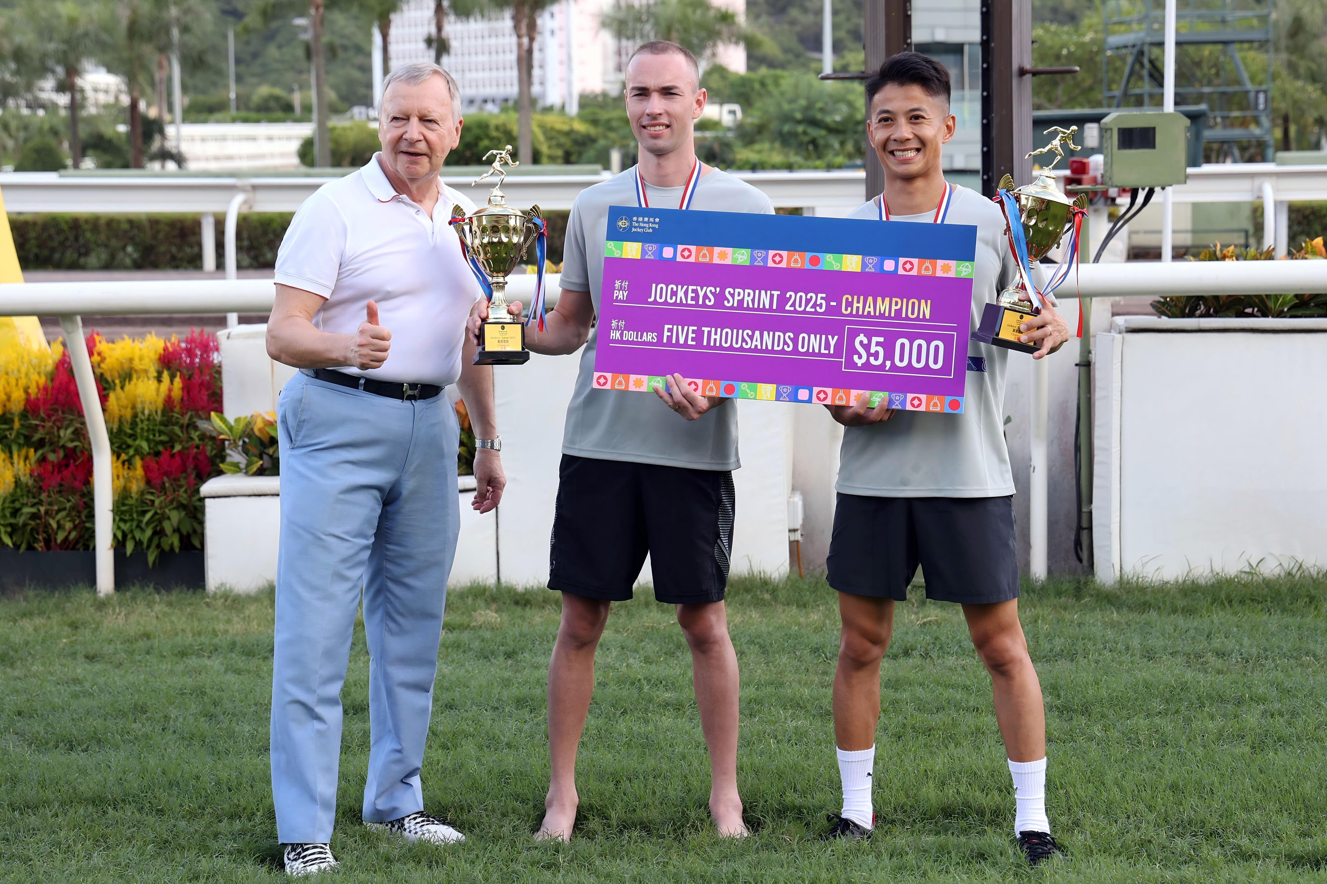 香港賽馬會行政總裁應家柏賽後頒發現金支票予騎師競跑的冠軍組合奧爾民及梁家俊。