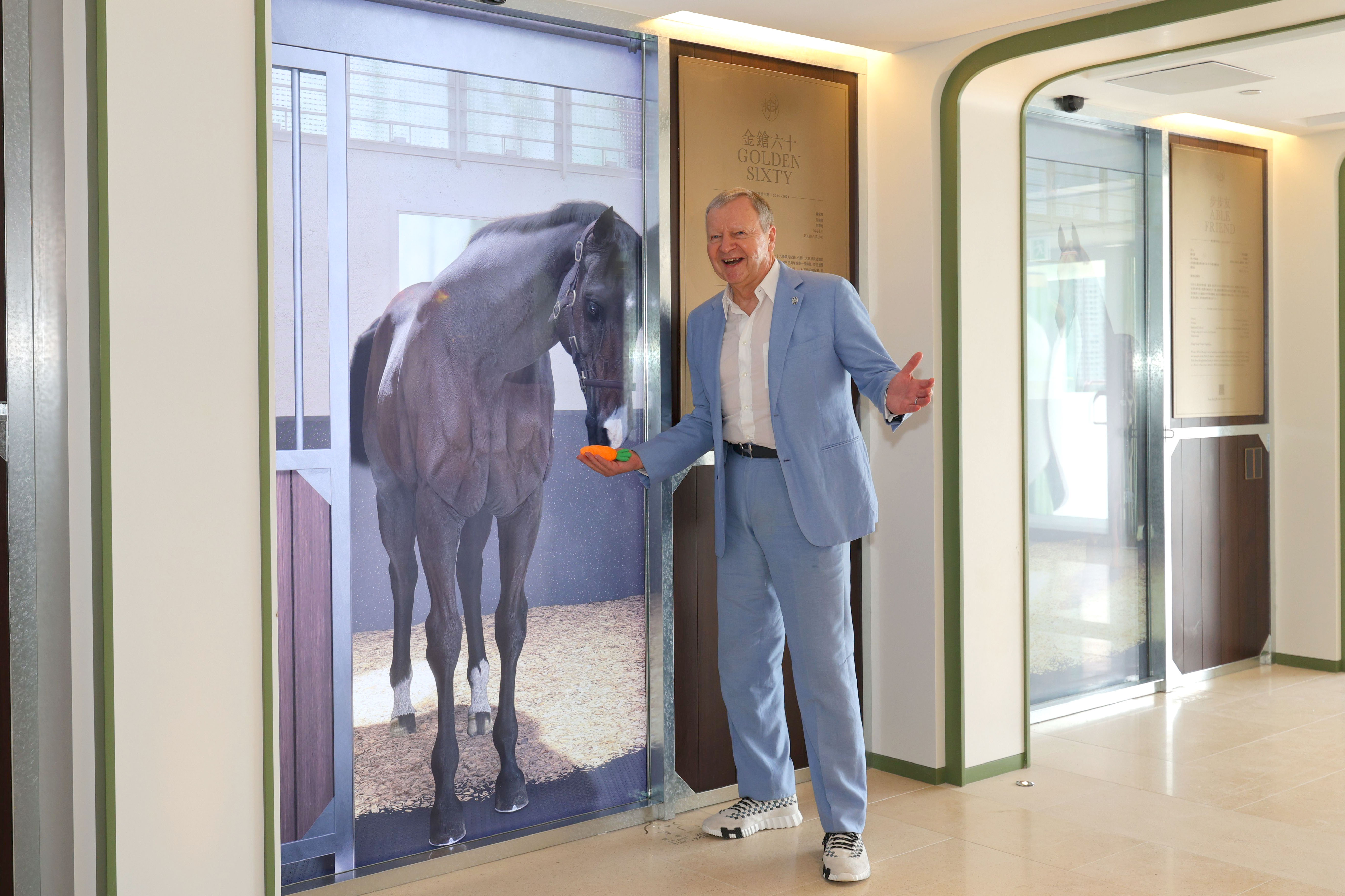 馬會行政總裁應家柏在「連薈」與立體數碼版的傳奇賽駒「金鎗六十」互動。