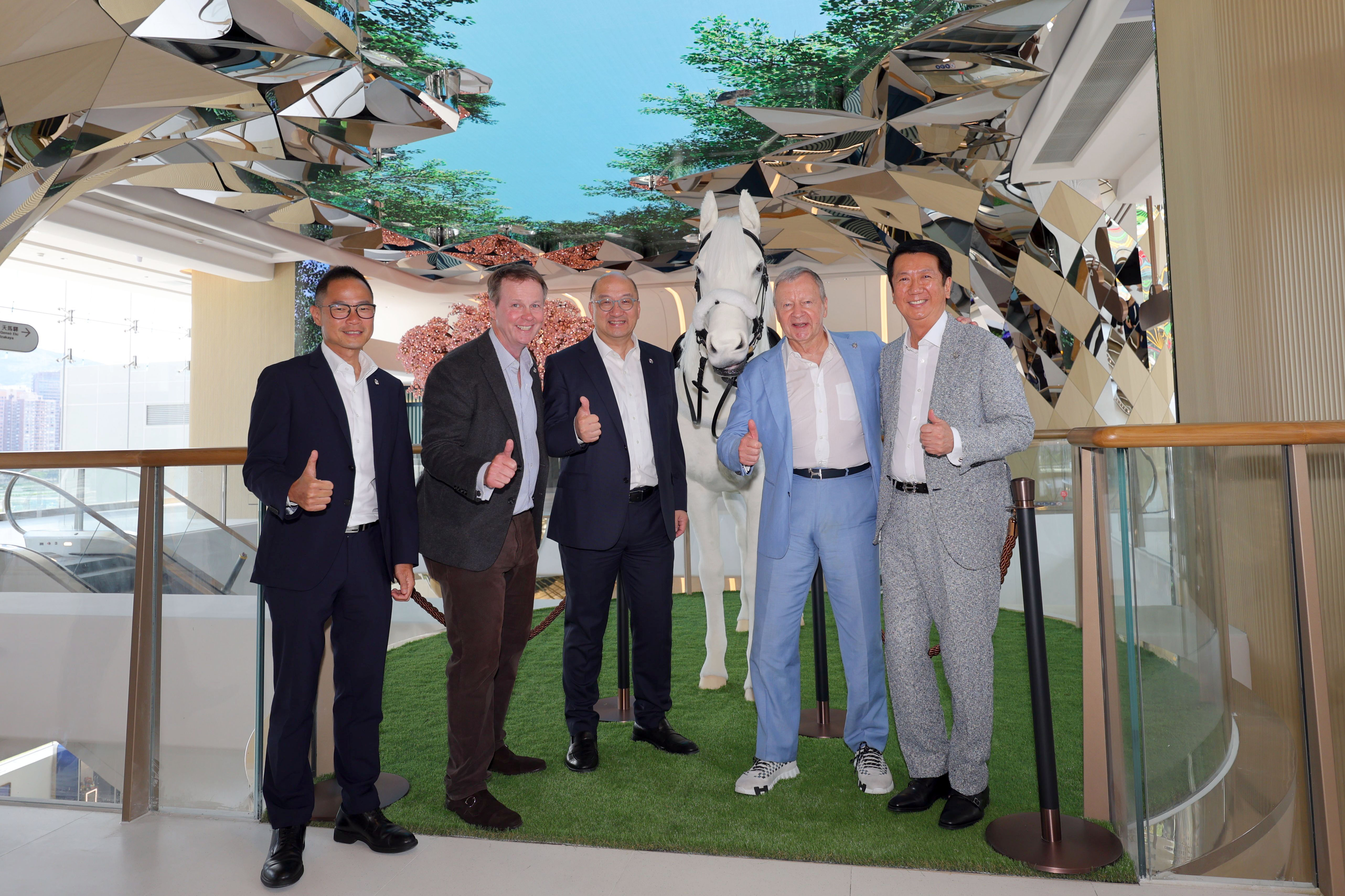（左起）馬會客戶策略、客戶策略、體驗及創新事務執行總監侯德洋；賽馬事務執行總監夏定安；公司事務執行總監譚志源；行政總裁應家柏及物業部總監陳翊銘與「連薈」的機械馬合照，相信機械馬會成為「連薈」一個重要的打卡點。