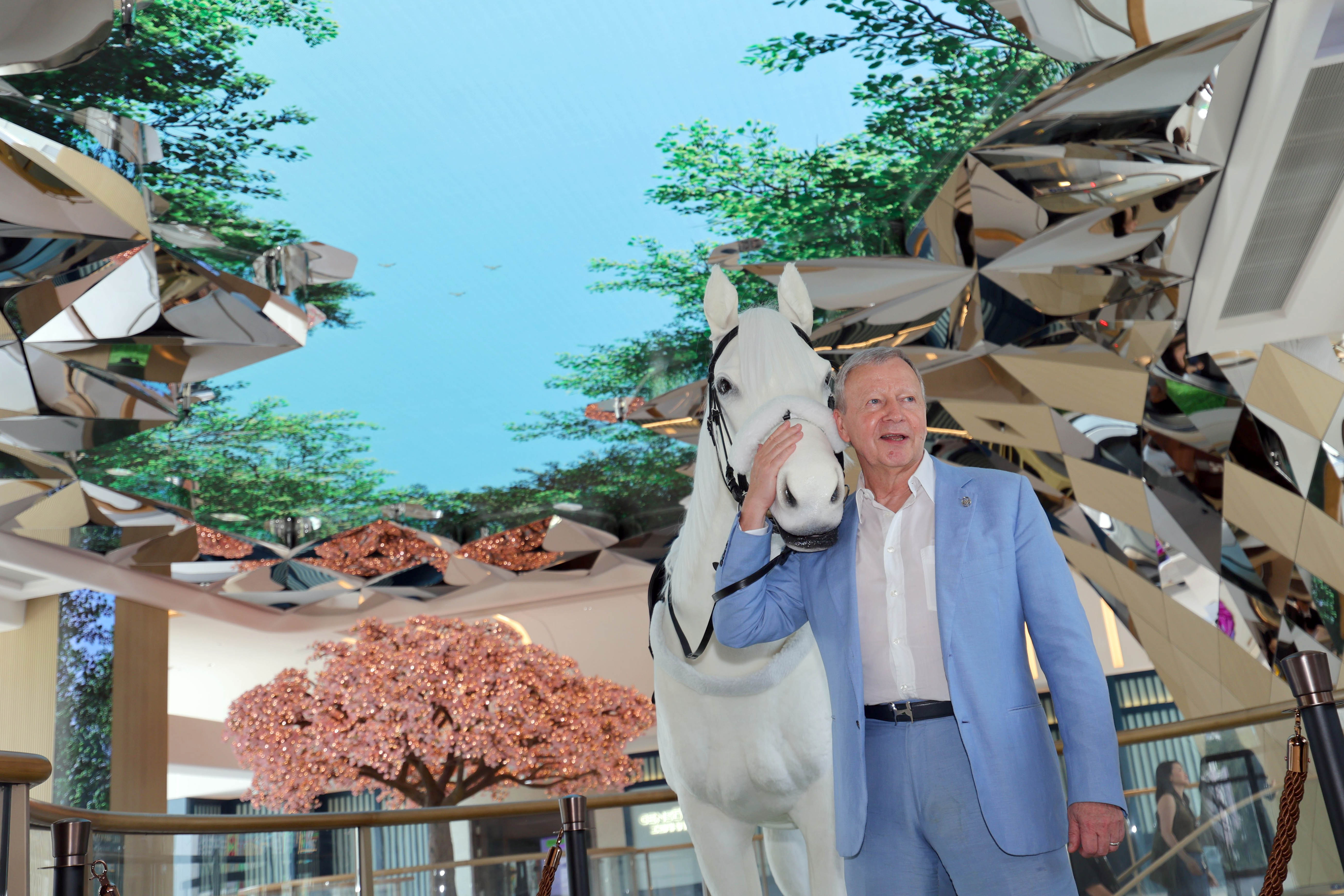 （左起）馬會客戶策略、客戶策略、體驗及創新事務執行總監侯德洋；賽馬事務執行總監夏定安；公司事務執行總監譚志源；行政總裁應家柏及物業部總監陳翊銘與「連薈」的機械馬合照，相信機械馬會成為「連薈」一個重要的打卡點。