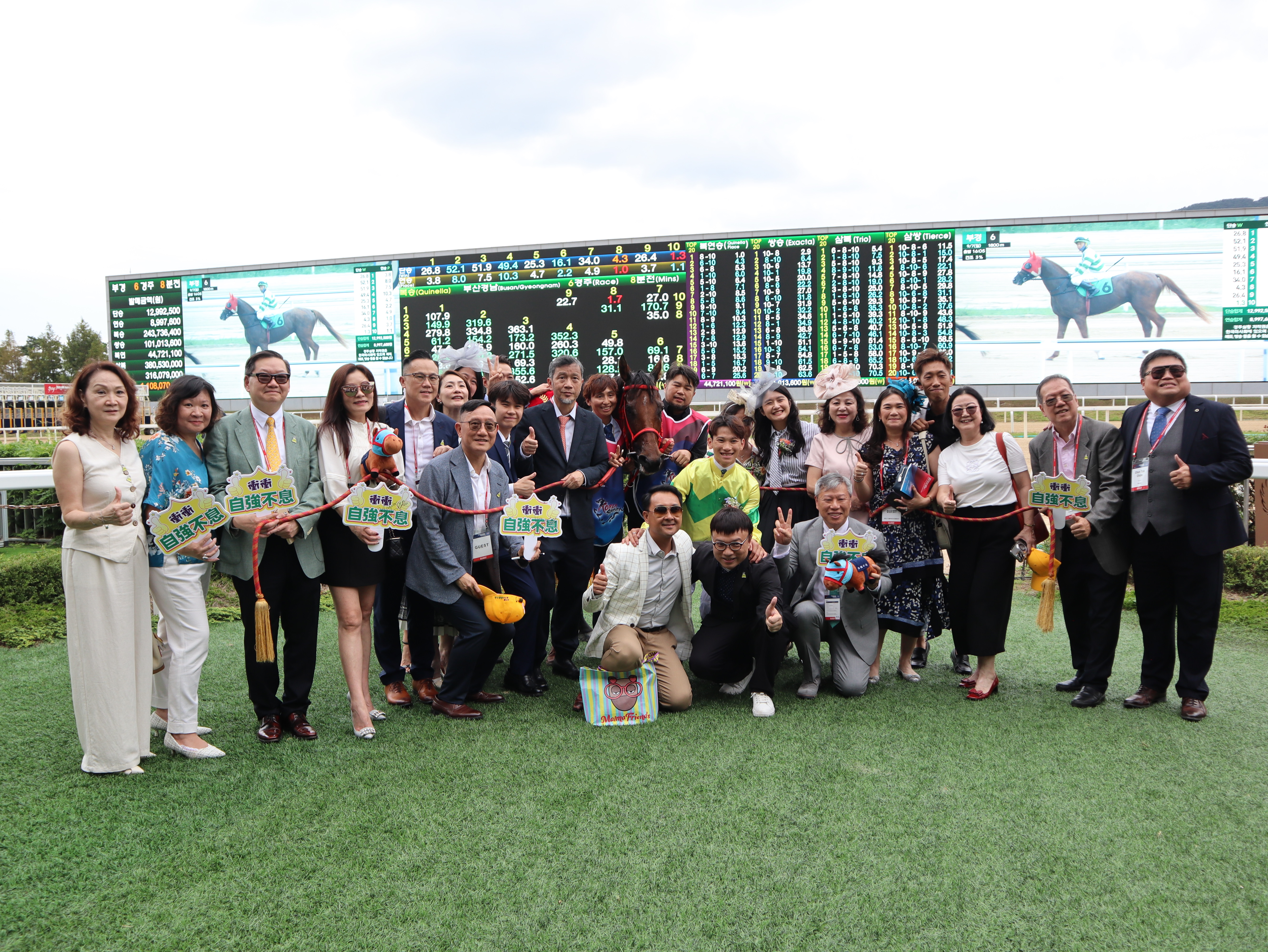 <i>「自強不息」的幕後團隊慶祝勝利</i>